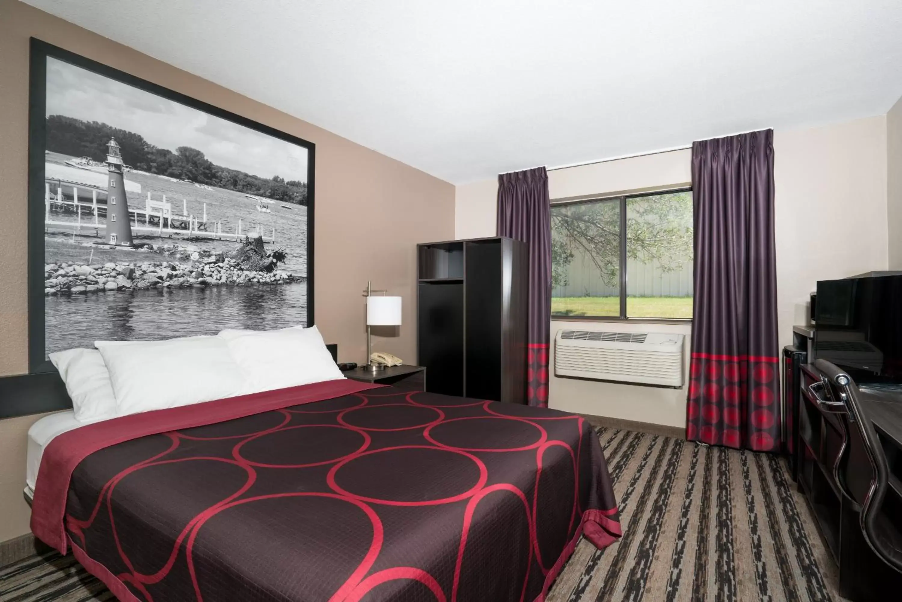 Photo of the whole room, Bed in Super 8 by Wyndham Spirit Lake/Okoboji