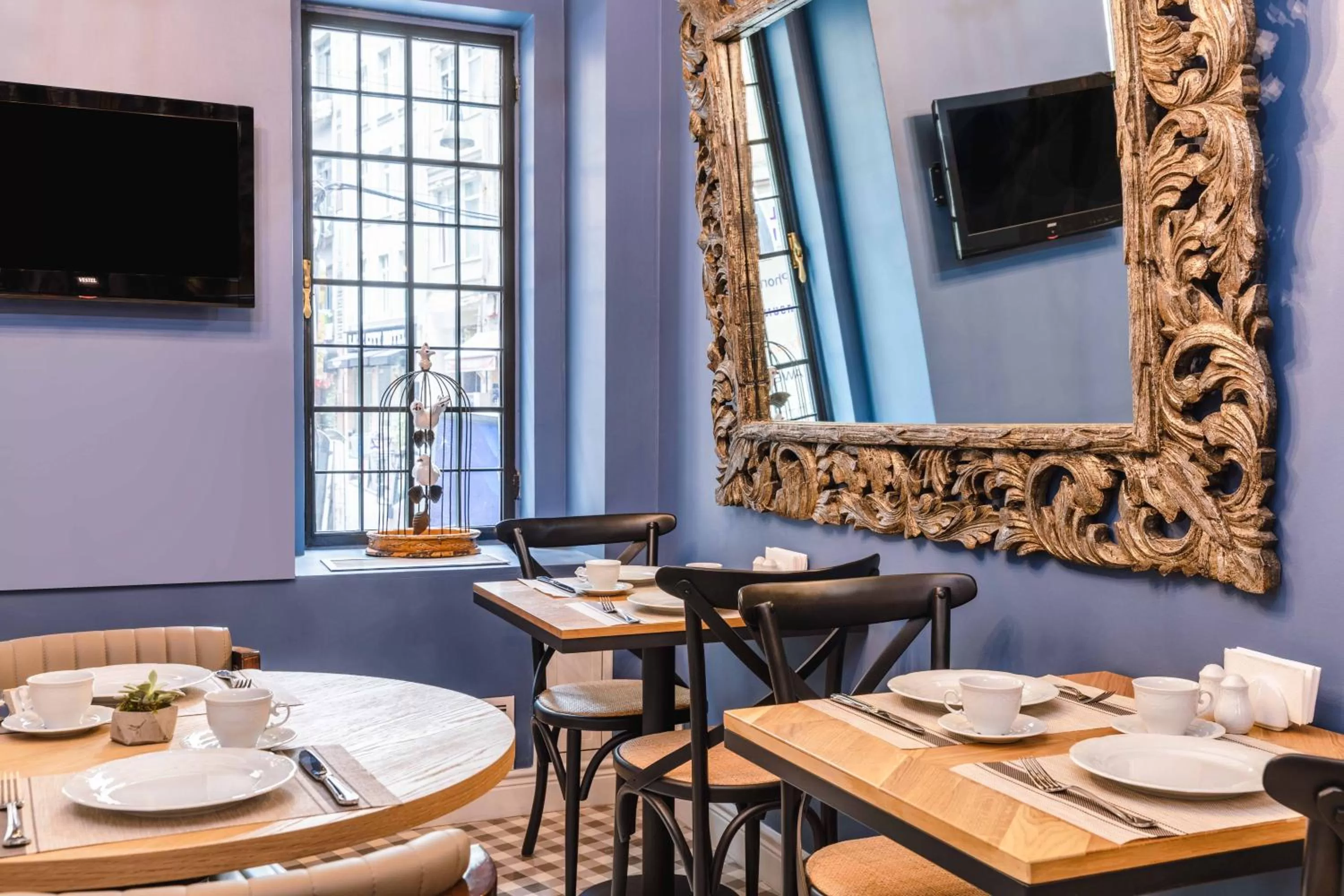 Restaurant/places to eat in Petros Hotel