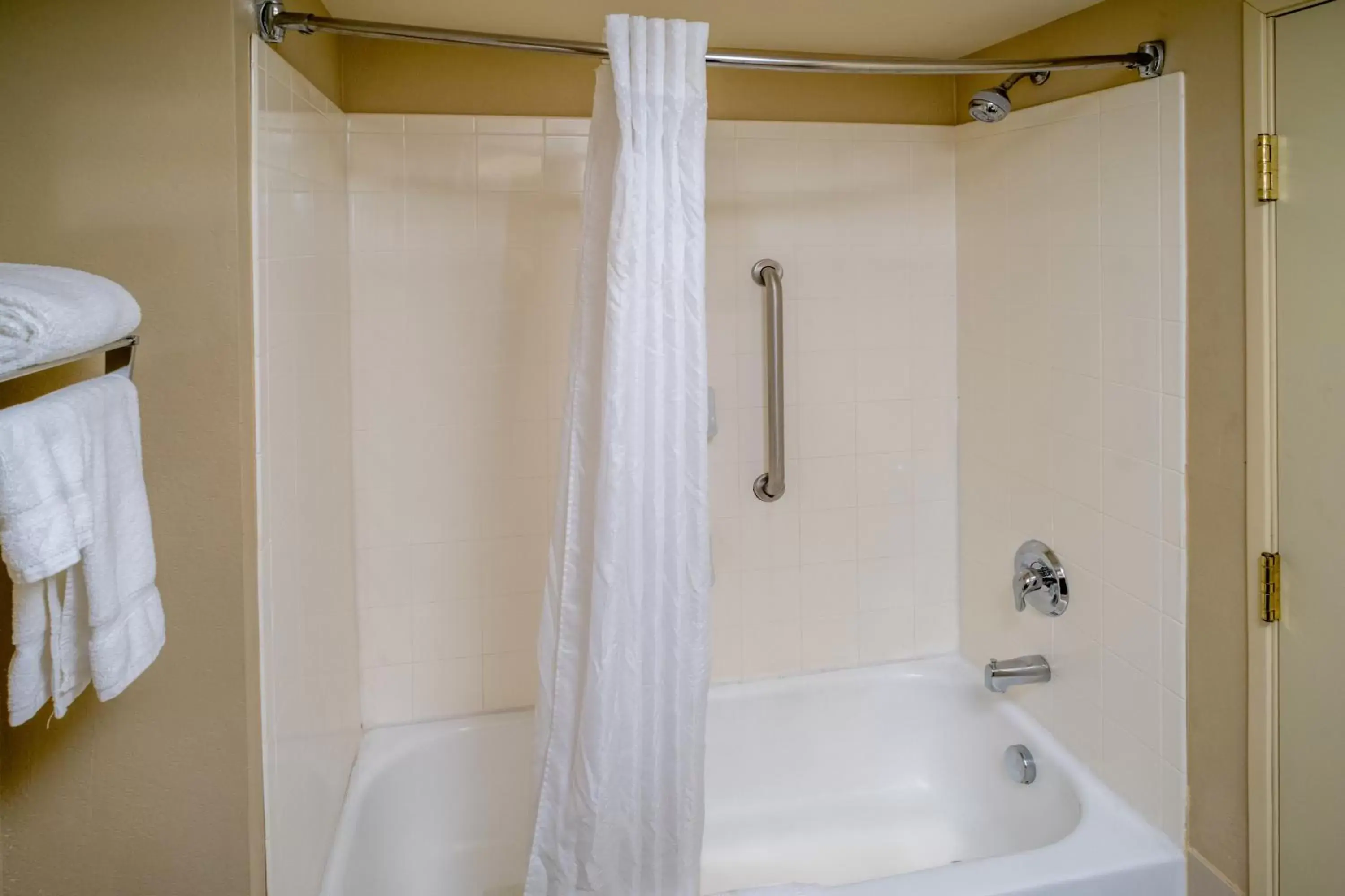 Shower, Bathroom in Country Inn & Suites by Radisson, Princeton, WV