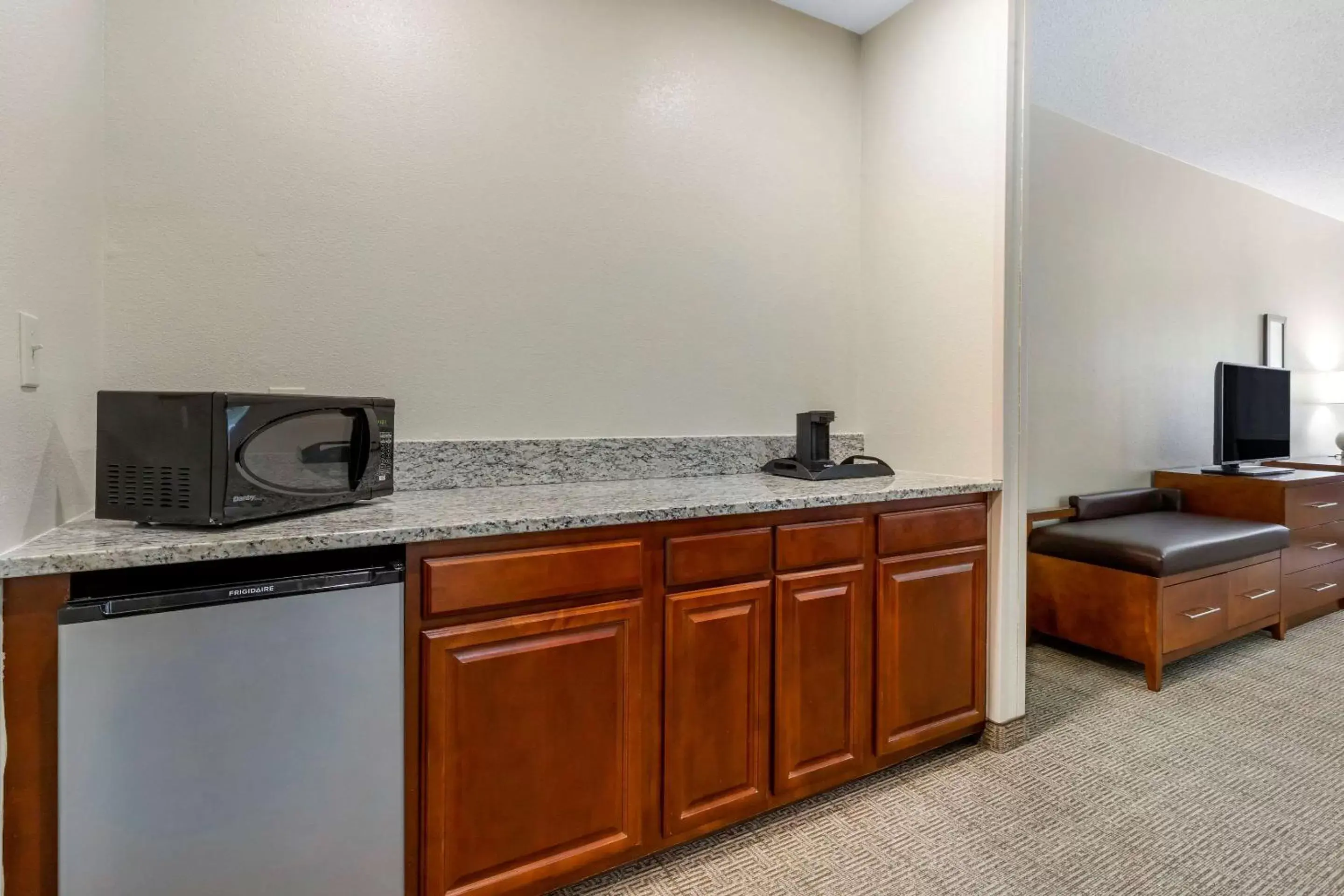 Photo of the whole room, Kitchen/Kitchenette in Comfort Inn & Suites Lenoir Hwy 321 Northern Foothills