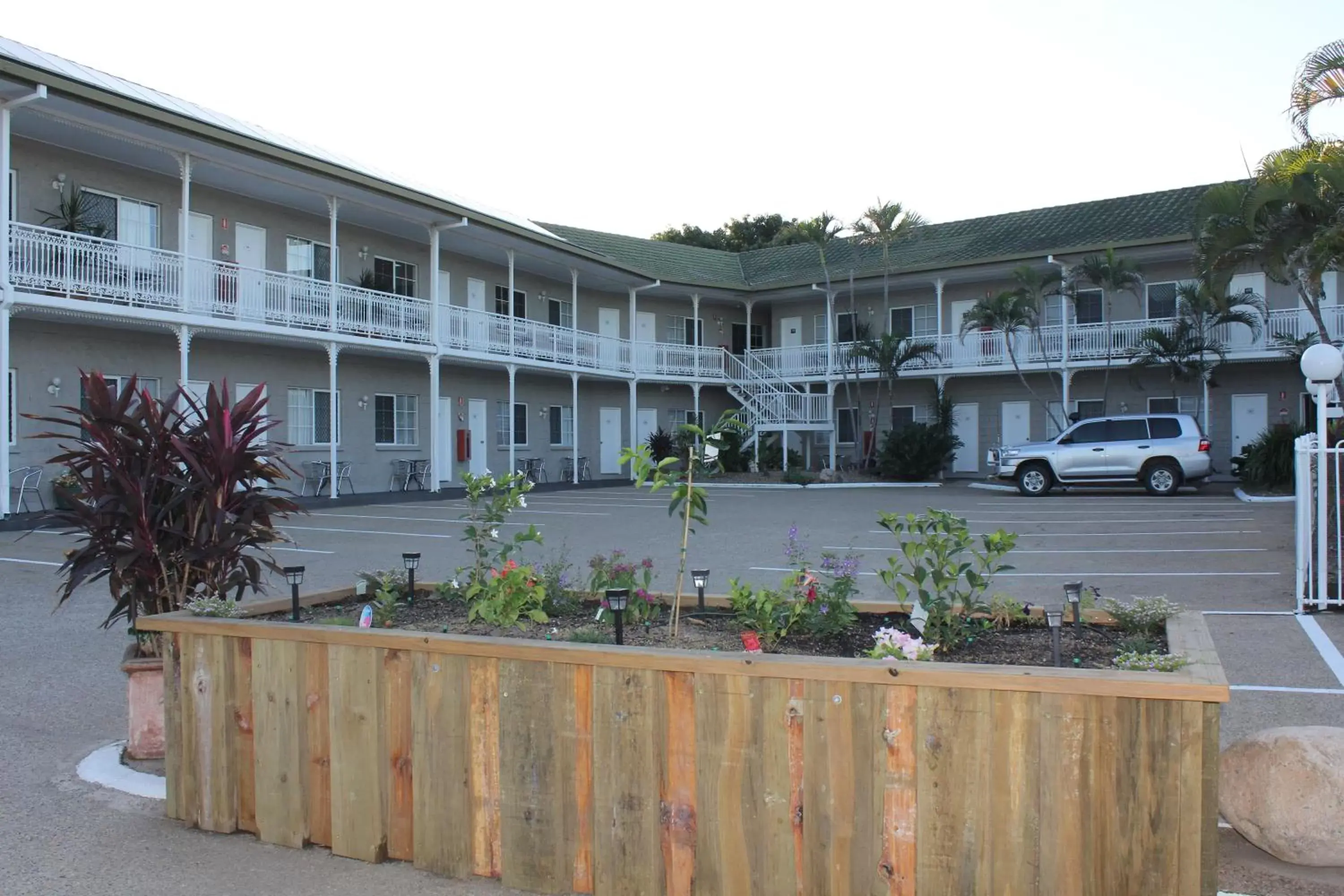 Garden view, Property Building in Colonial Rose Motel