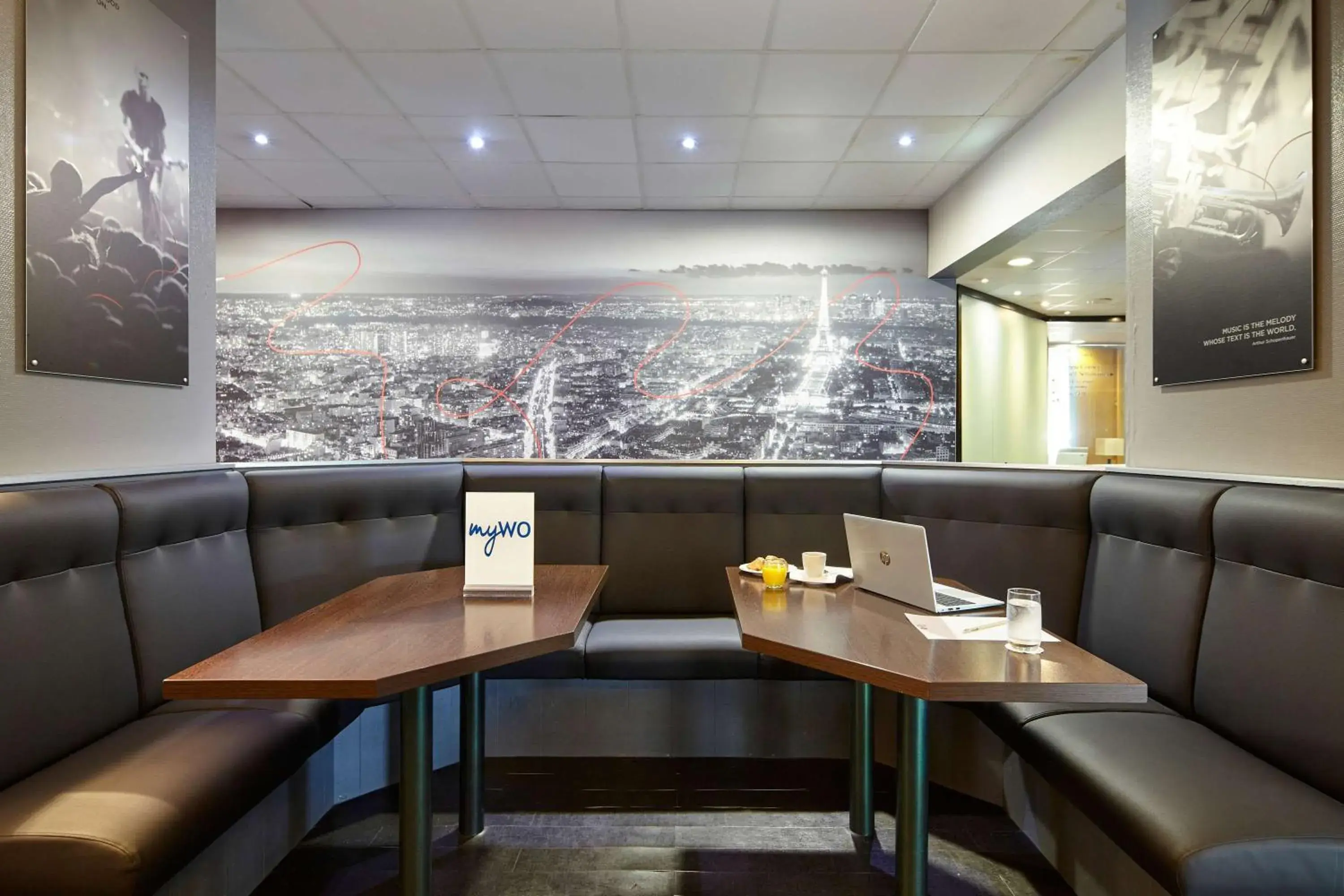 Lounge or bar in Best Western Plus Paris Orly Airport Lounge or bar in Best Western Plus Paris Orly Airport