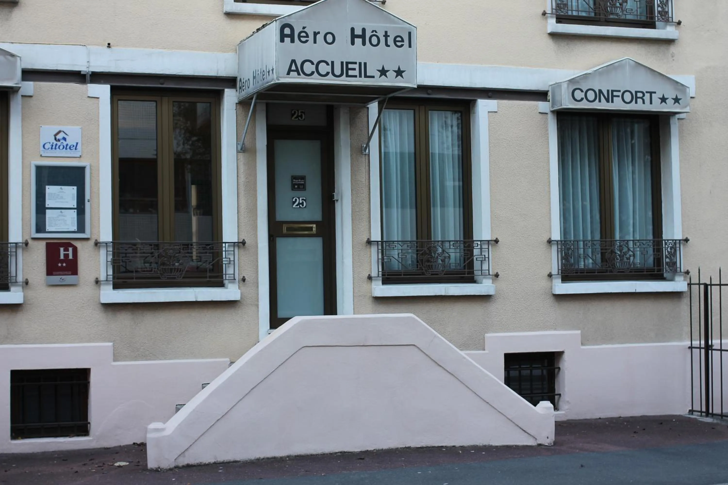 Facade/entrance in Cit'Hotel Aéro-Hotel