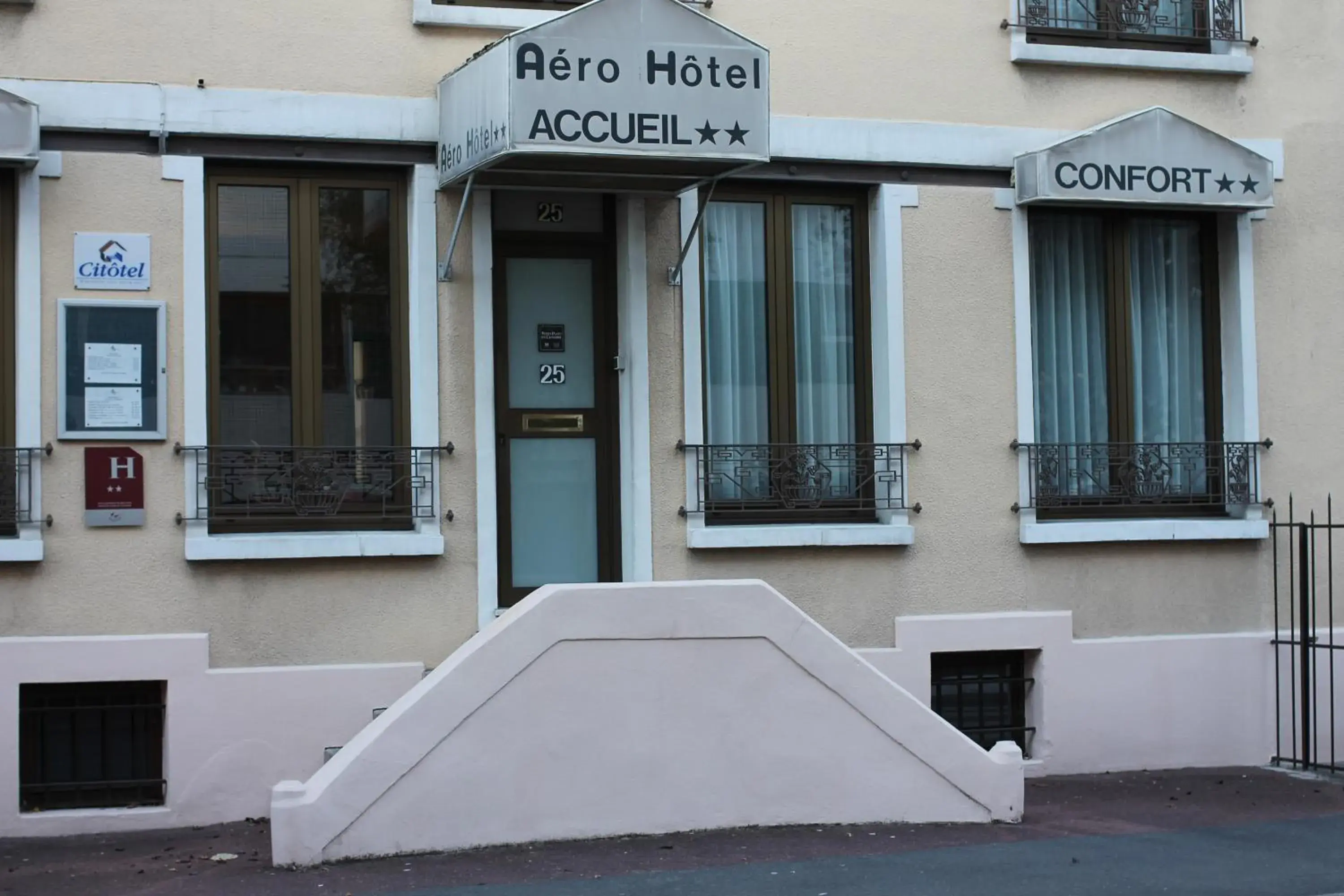 Facade/entrance, Property Building in Cit'Hotel Aéro-Hotel