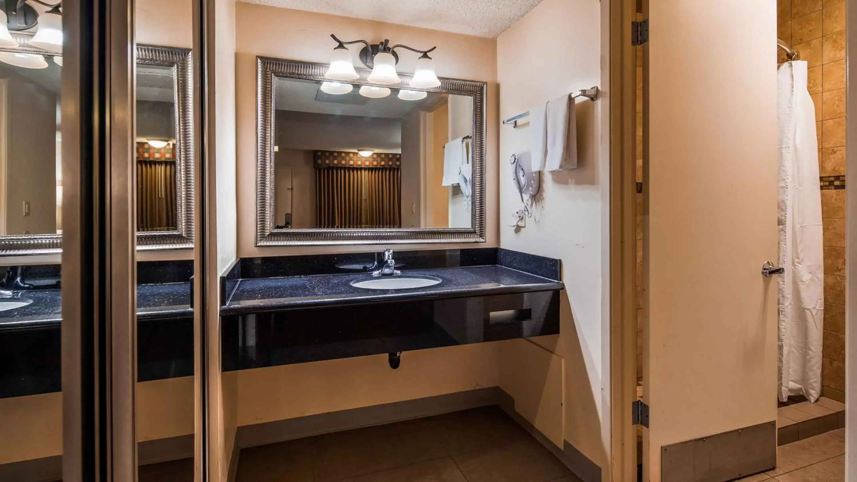 Photo of the whole room, Bathroom in SureStay Hotel by Best Western Tehachapi