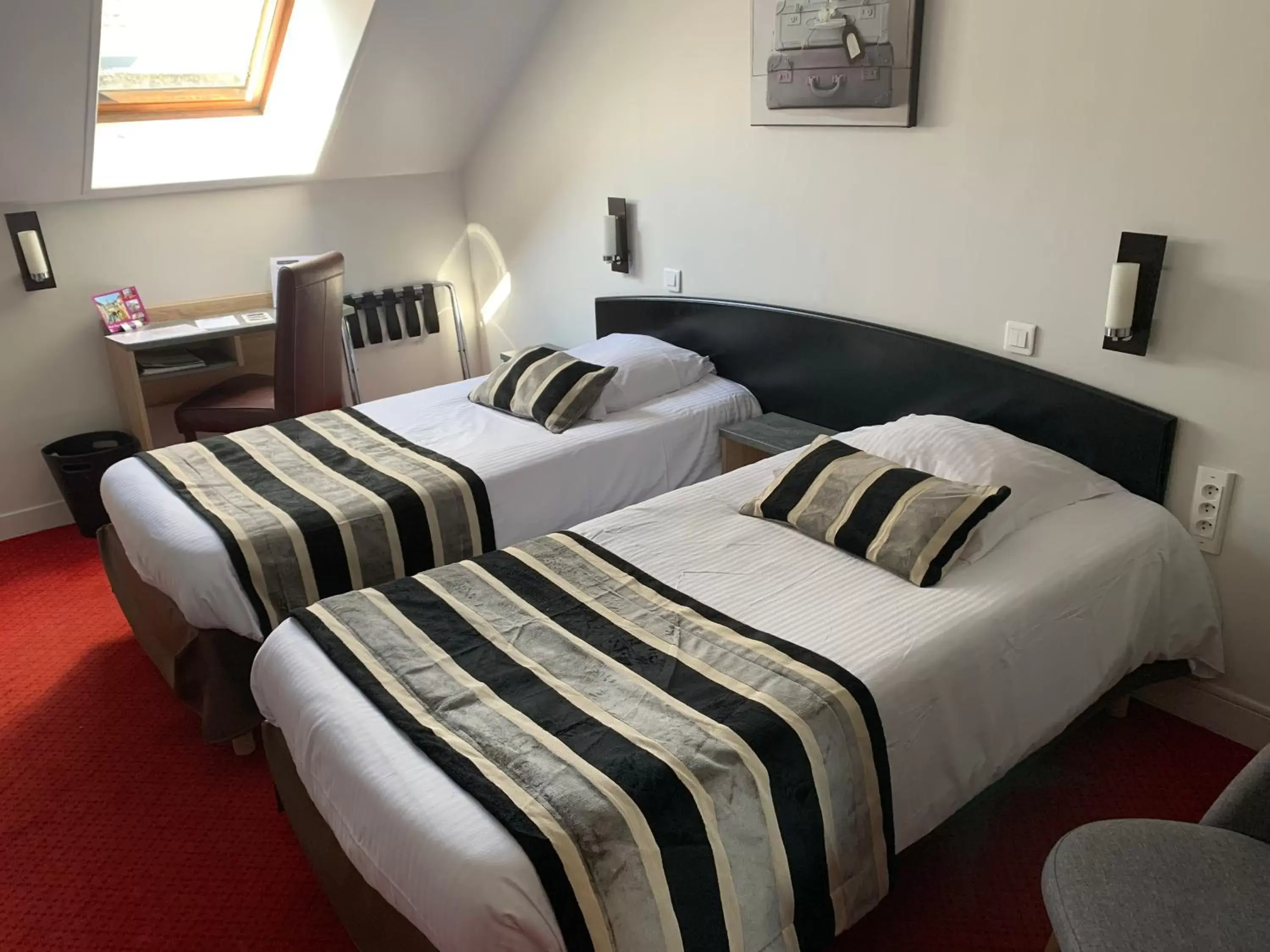 Bedroom, Bed in Hôtel Le Bayeux