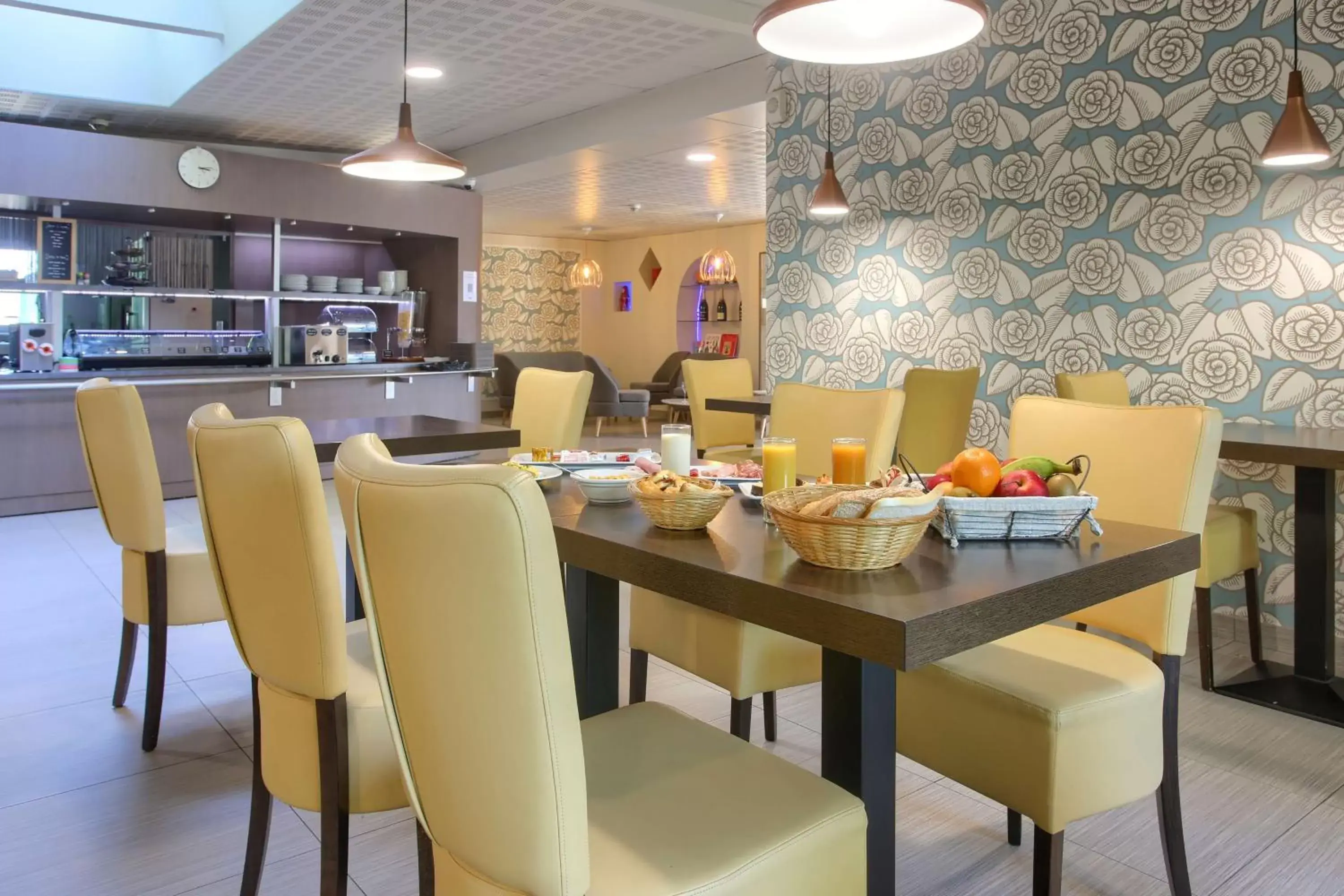 Restaurant/places to eat in Sure Hotel by Best Western Reims Nord