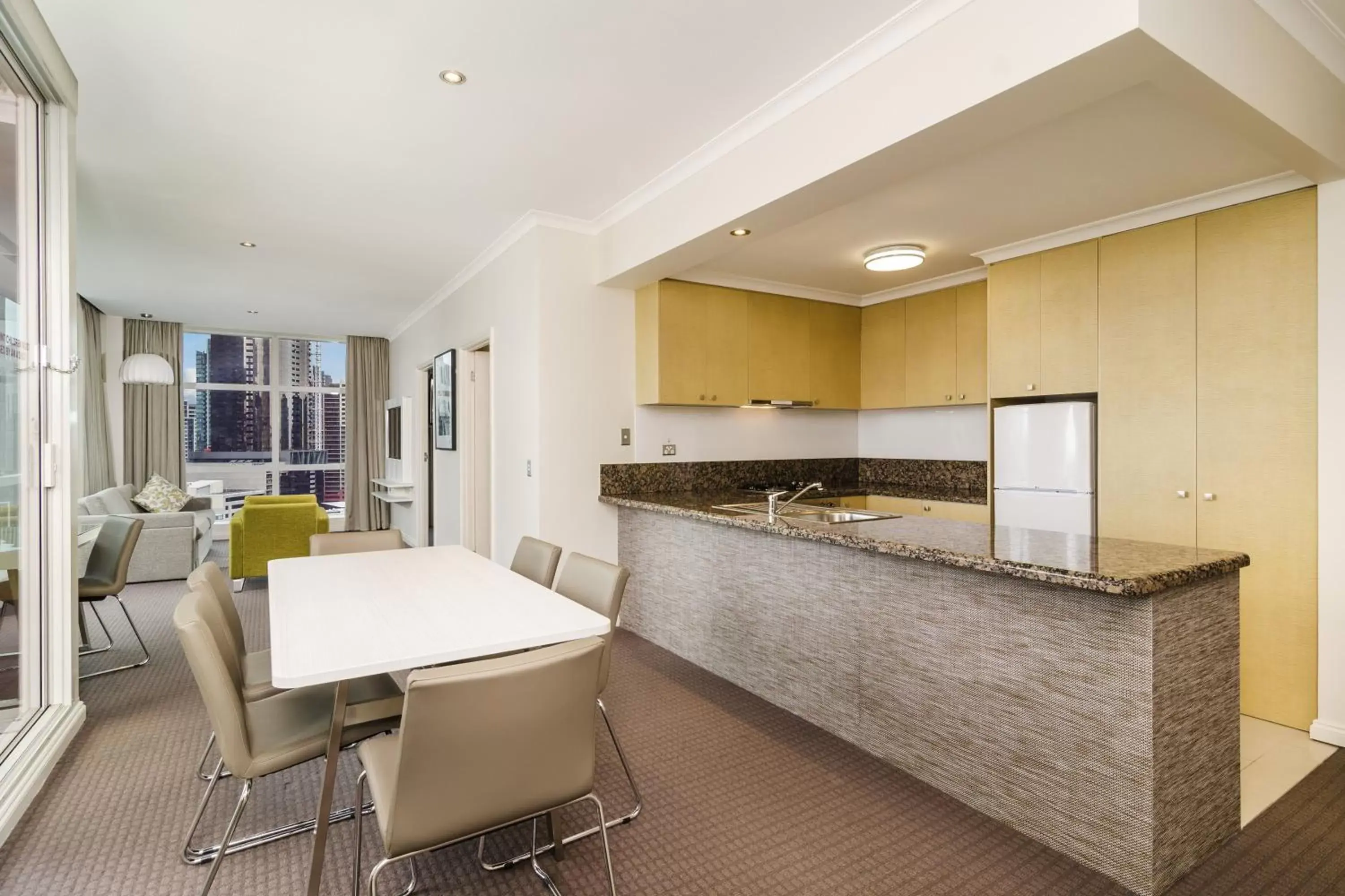 Coffee/tea facilities, Kitchen/Kitchenette in Clarion Suites Gateway