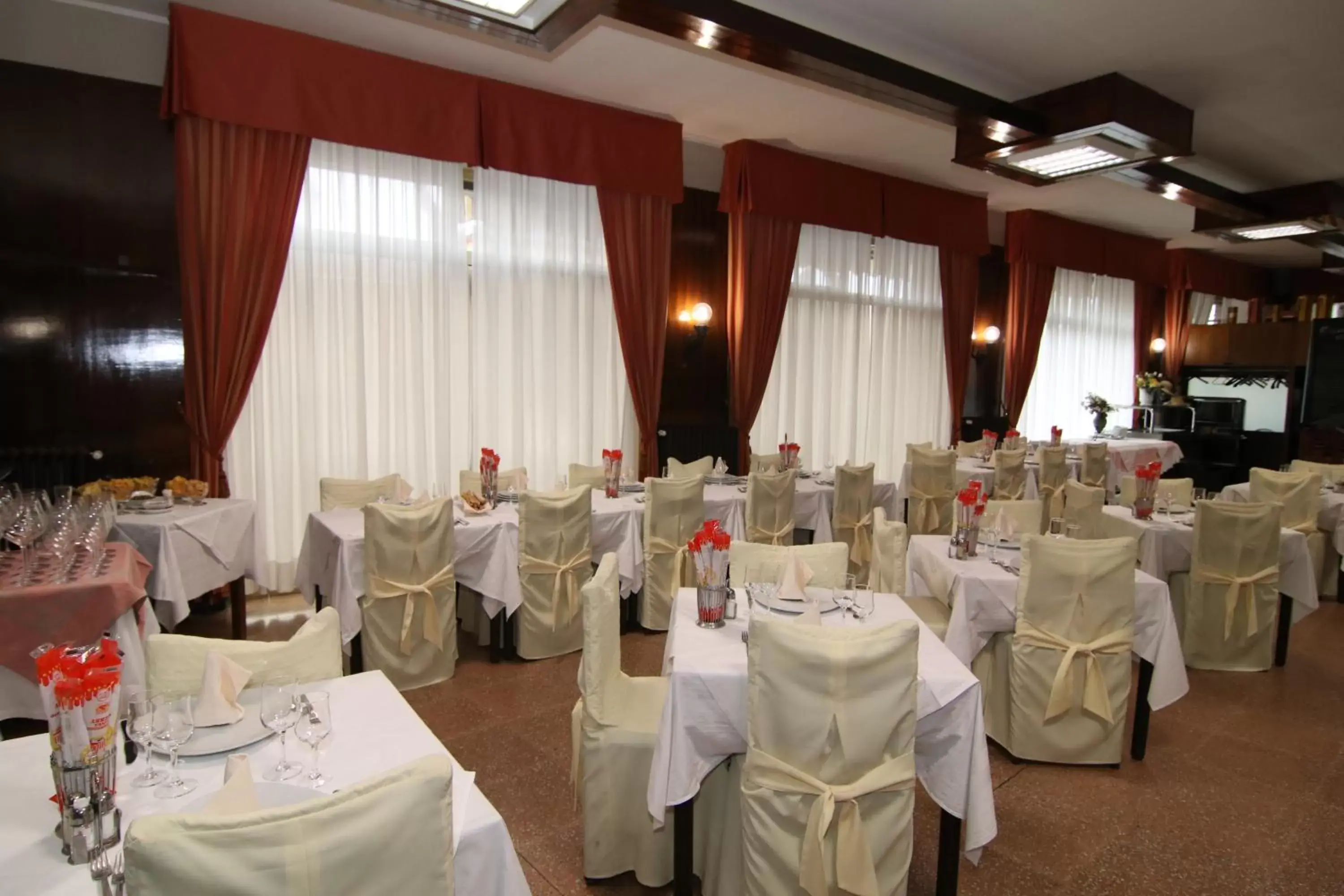 Restaurant/Places to Eat in hotel ristorante vittoria