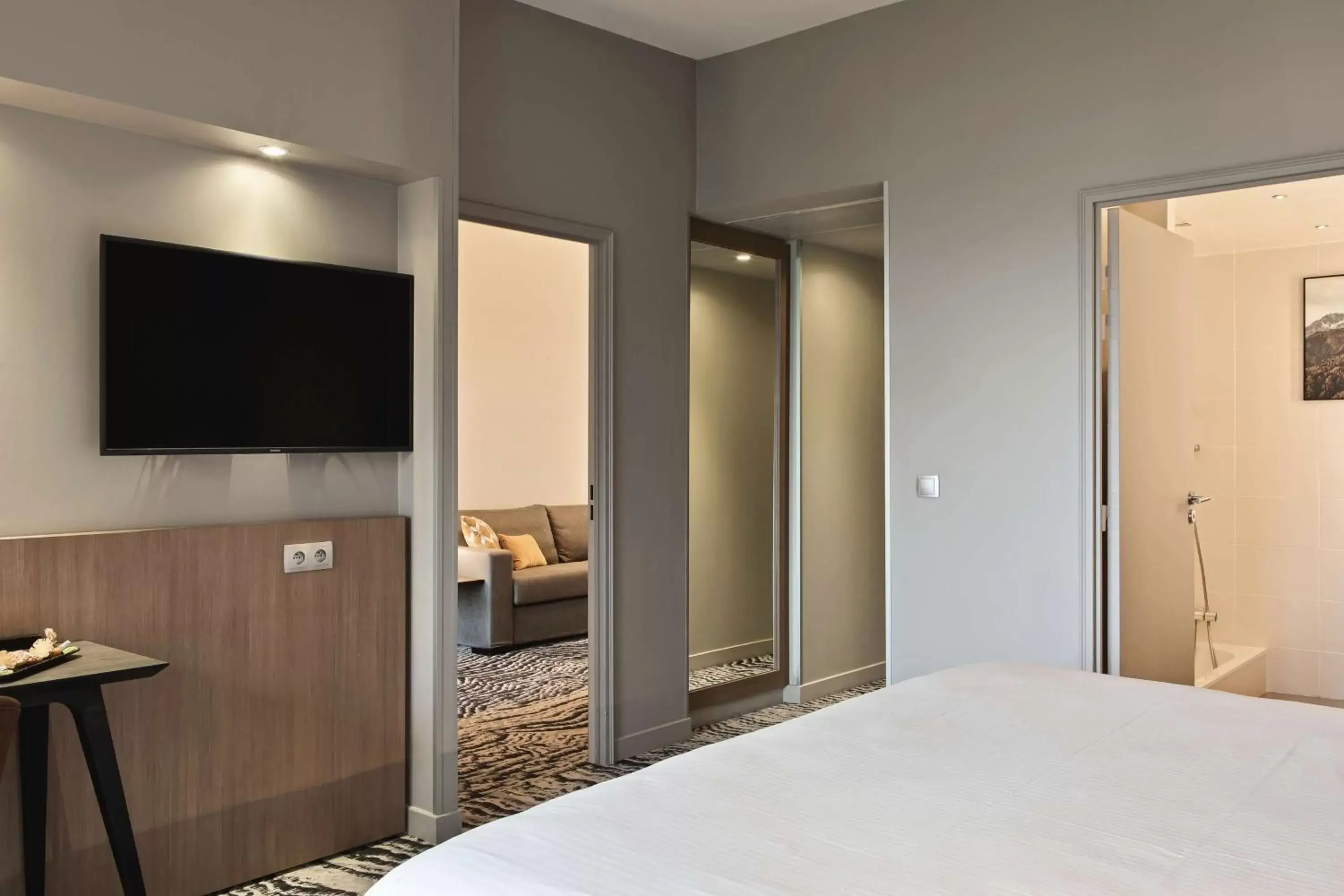 Bed, TV/Entertainment Center in DoubleTree by Hilton Lyon Eurexpo