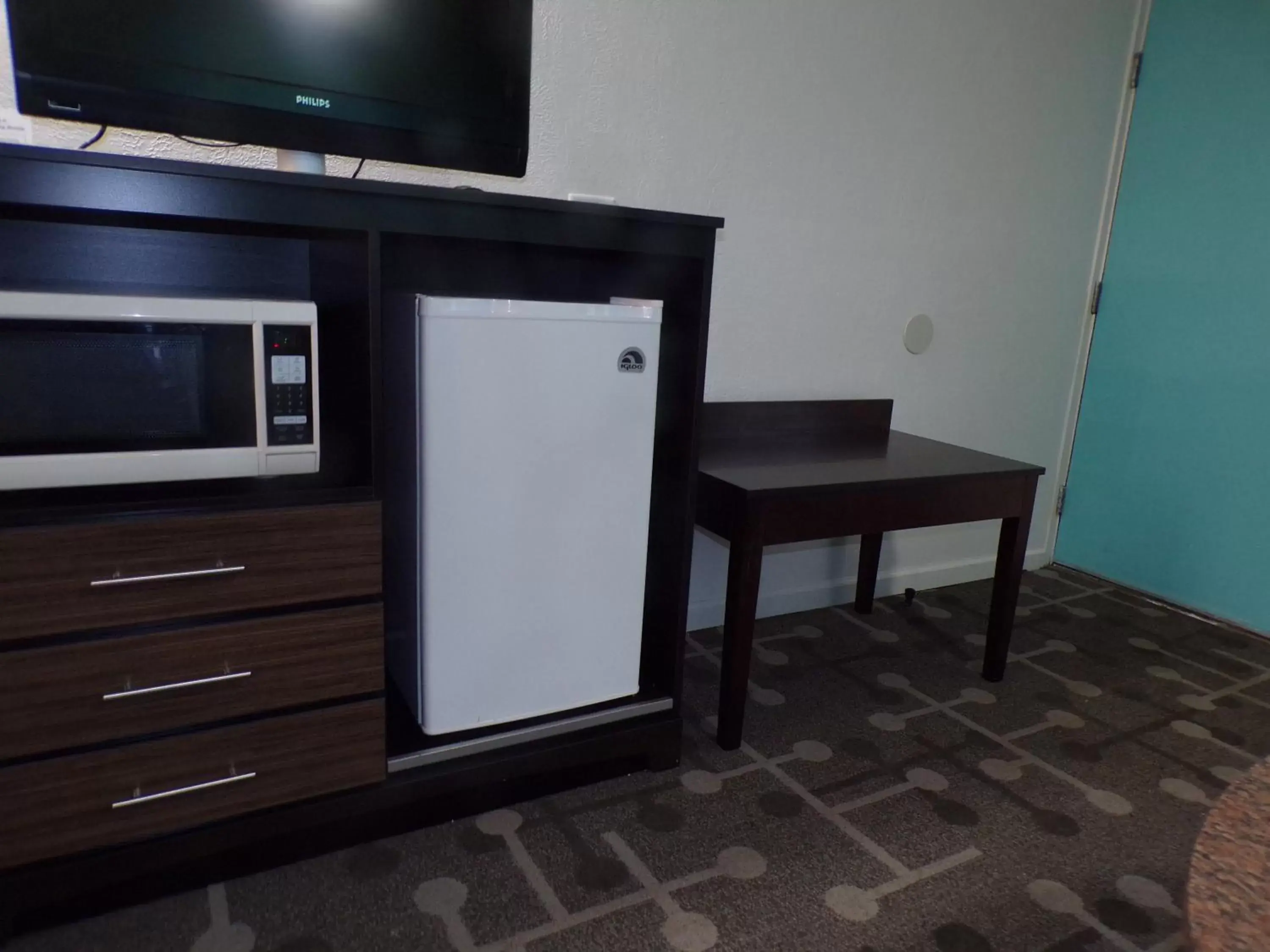 TV/Entertainment Center in Dover Inn and Suites