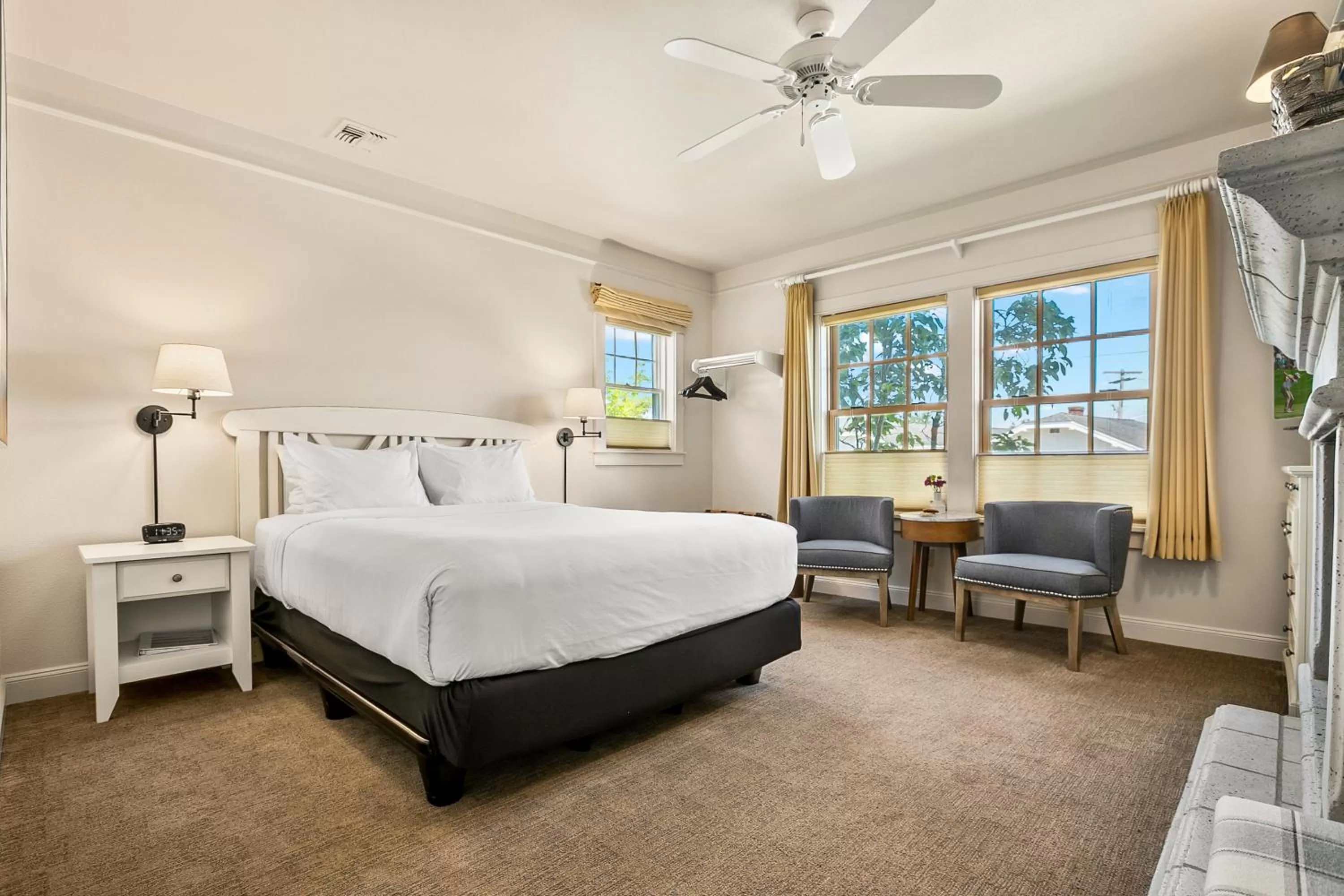 Photo of the whole room, Bed in Saratoga Inn