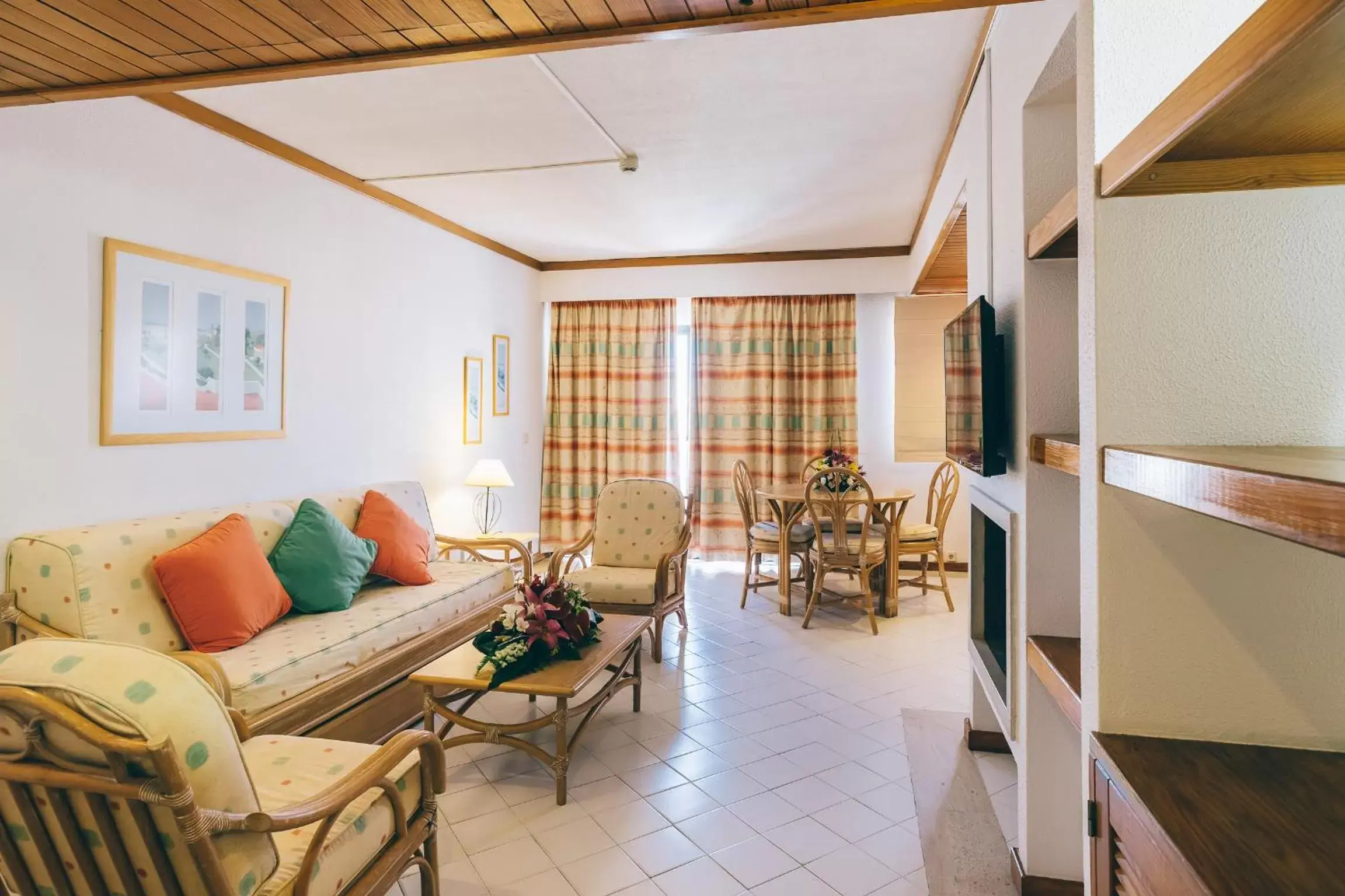 Living room, Seating Area in Muthu Oura Praia Hotel