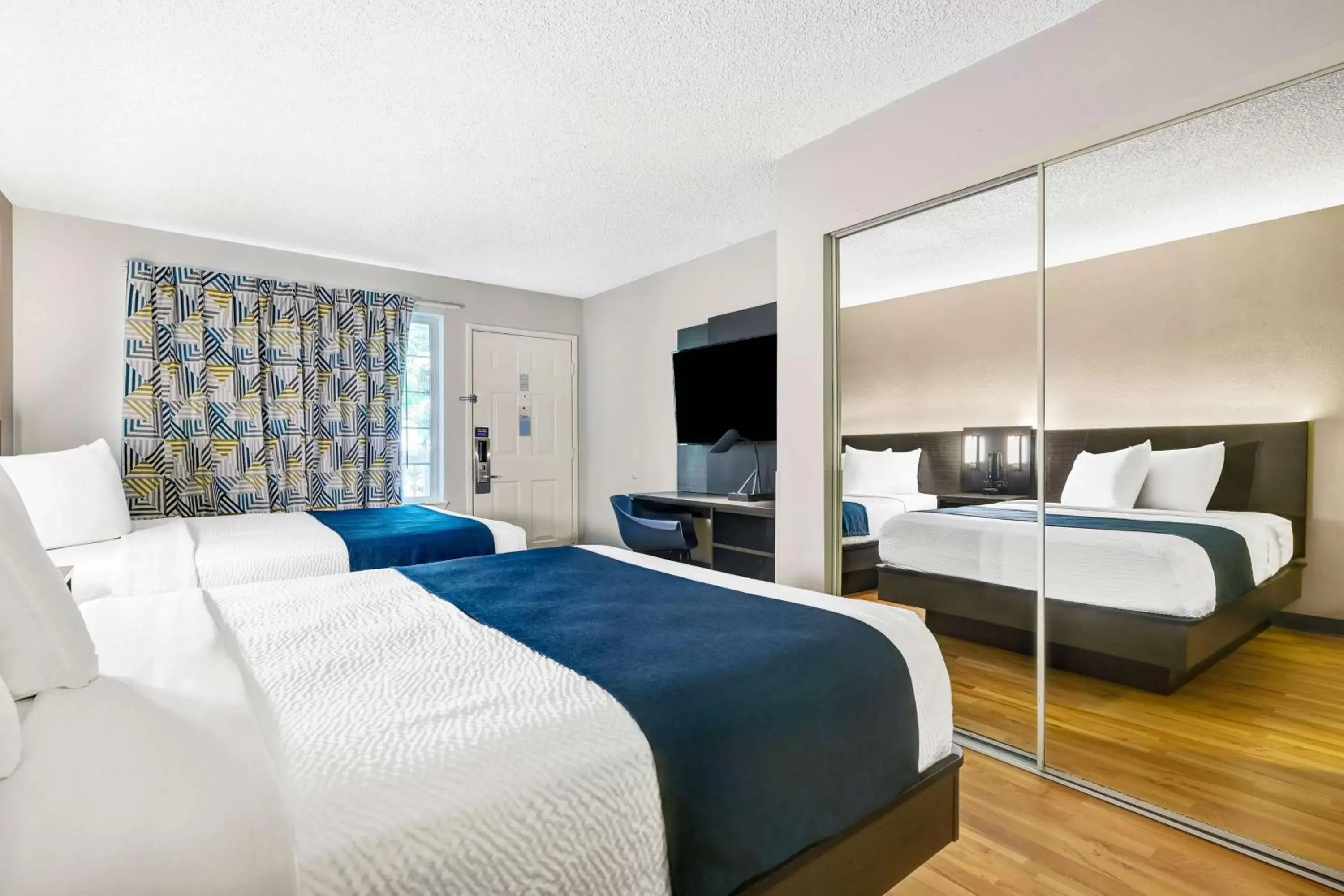 Photo of the whole room, Bed in Studio 6-Mountlake Terrace, WA - Seattle