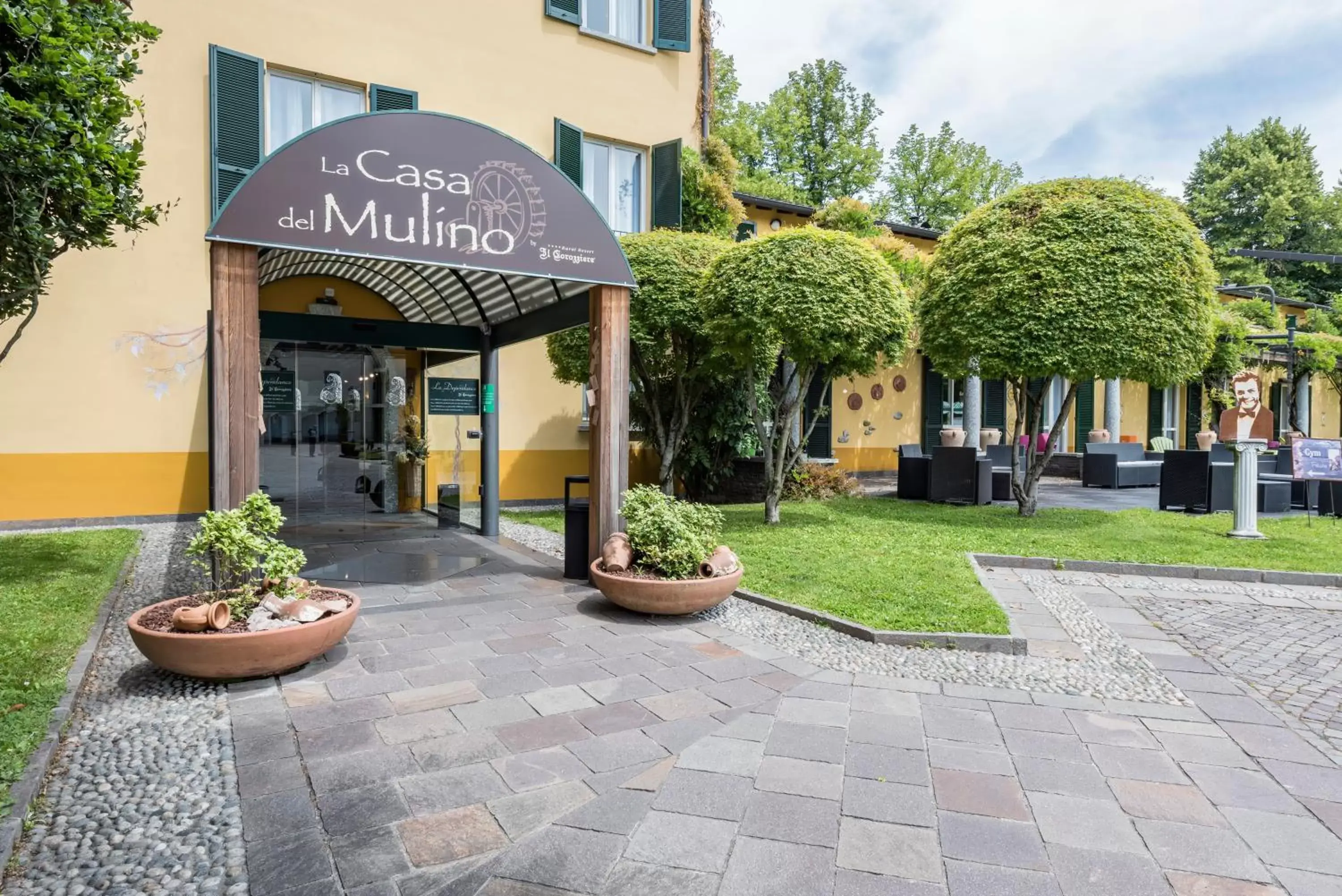 Facade/entrance, Property Building in La Casa del Mulino