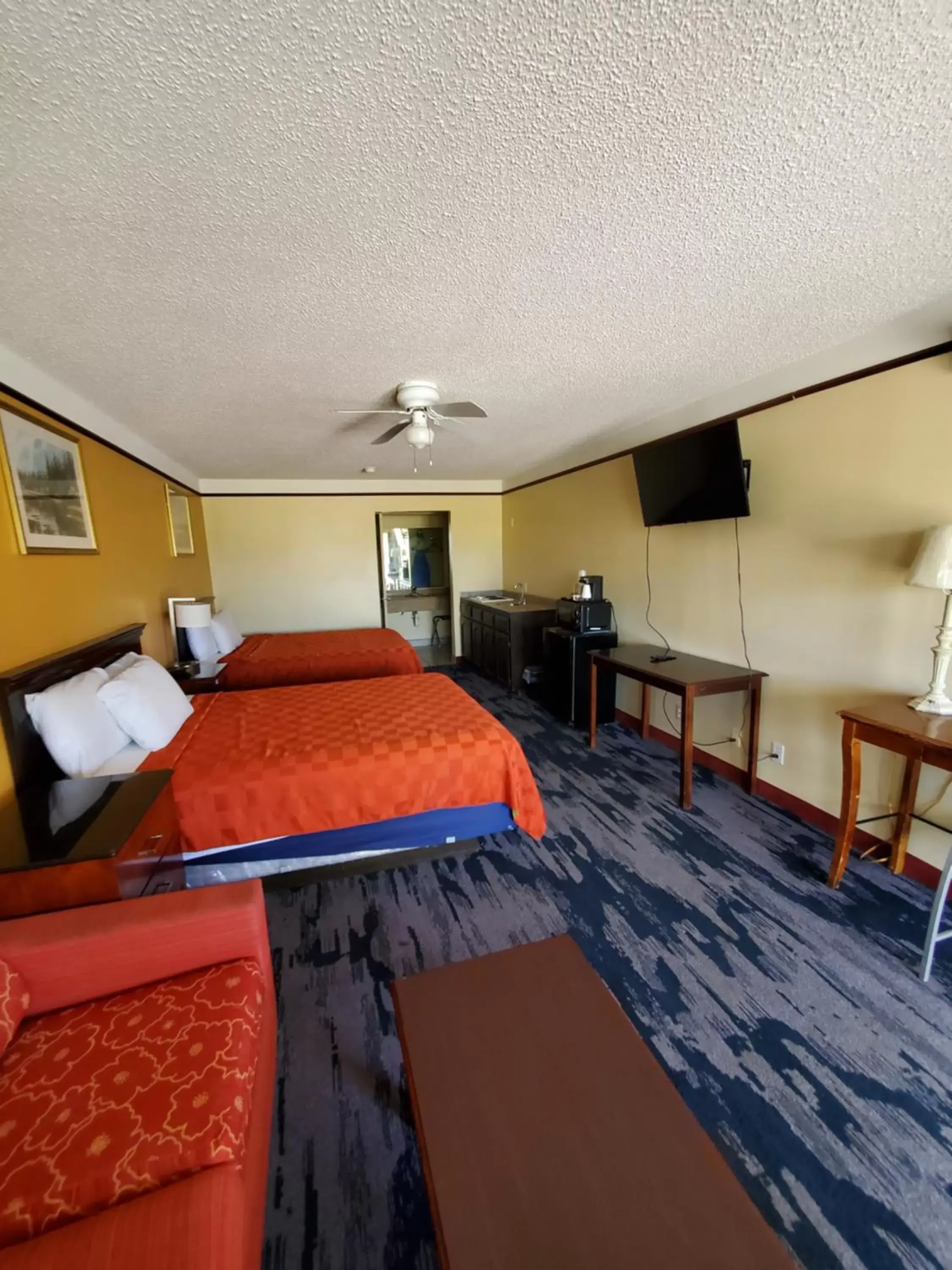 Deluxe Inn and Suites