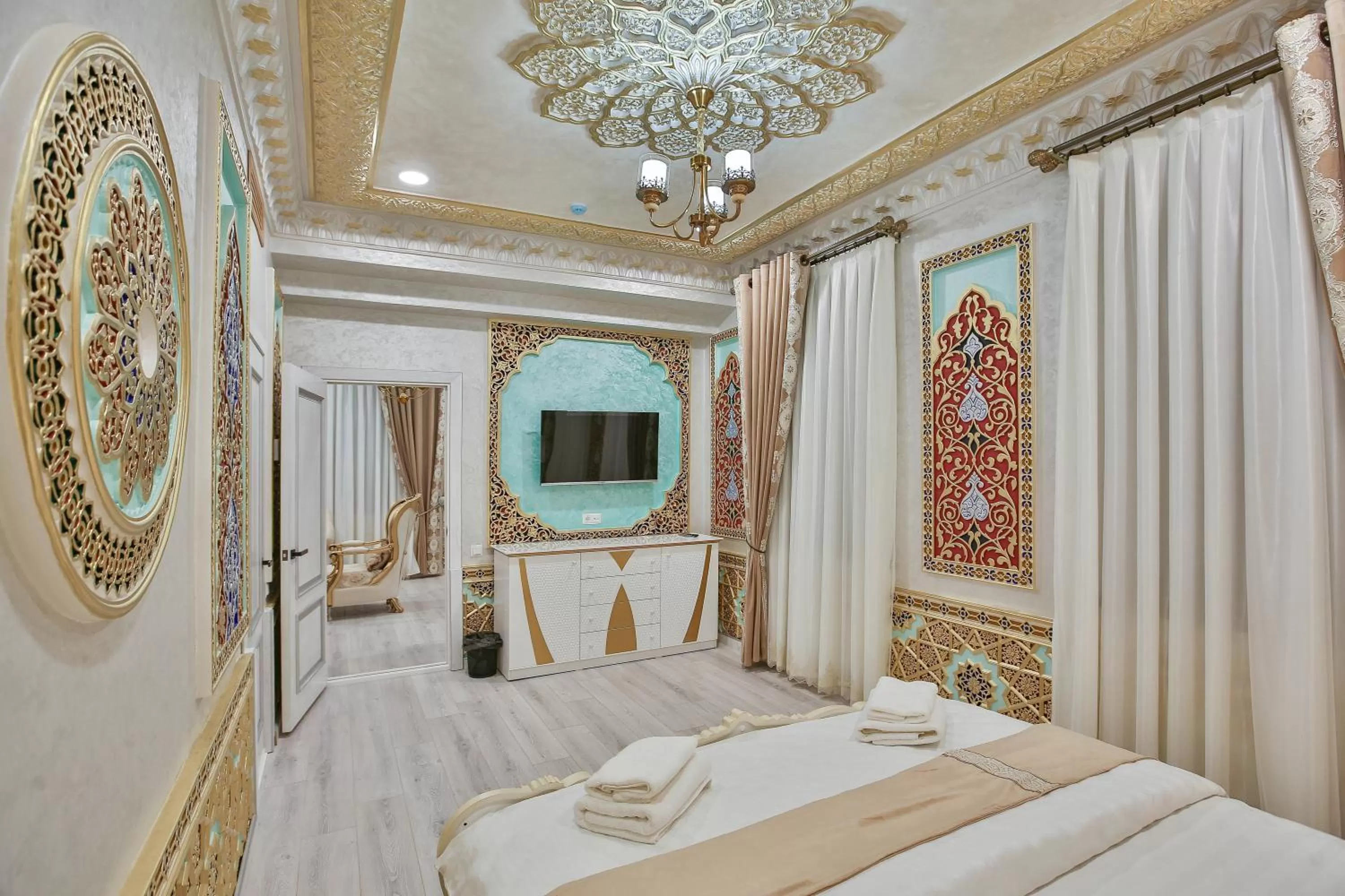 Photo of the whole room in Asian Plaza