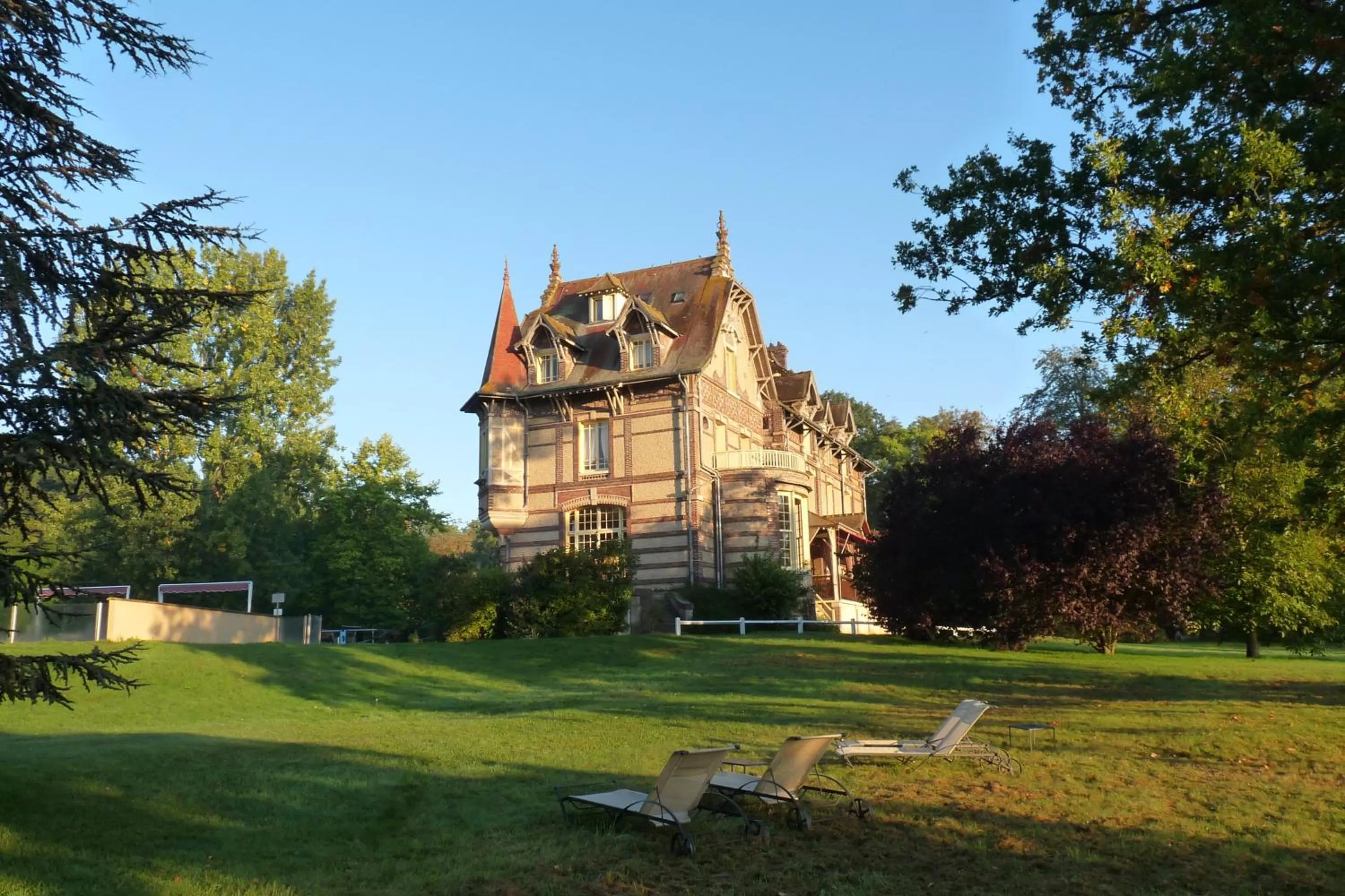 Facade/entrance in Château de la Râpée Hôtel restaurant