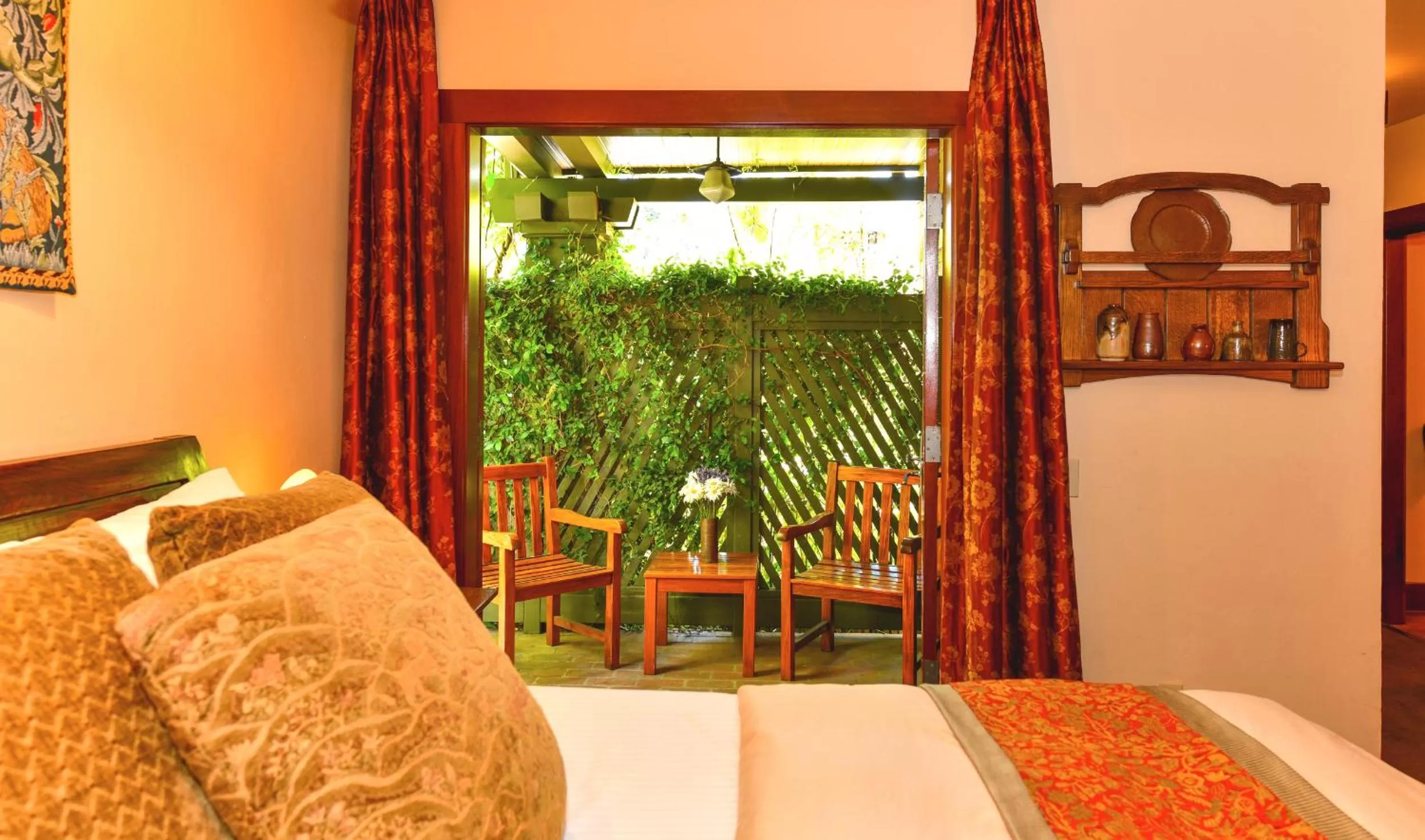 Patio, Bed in Blackbird Inn