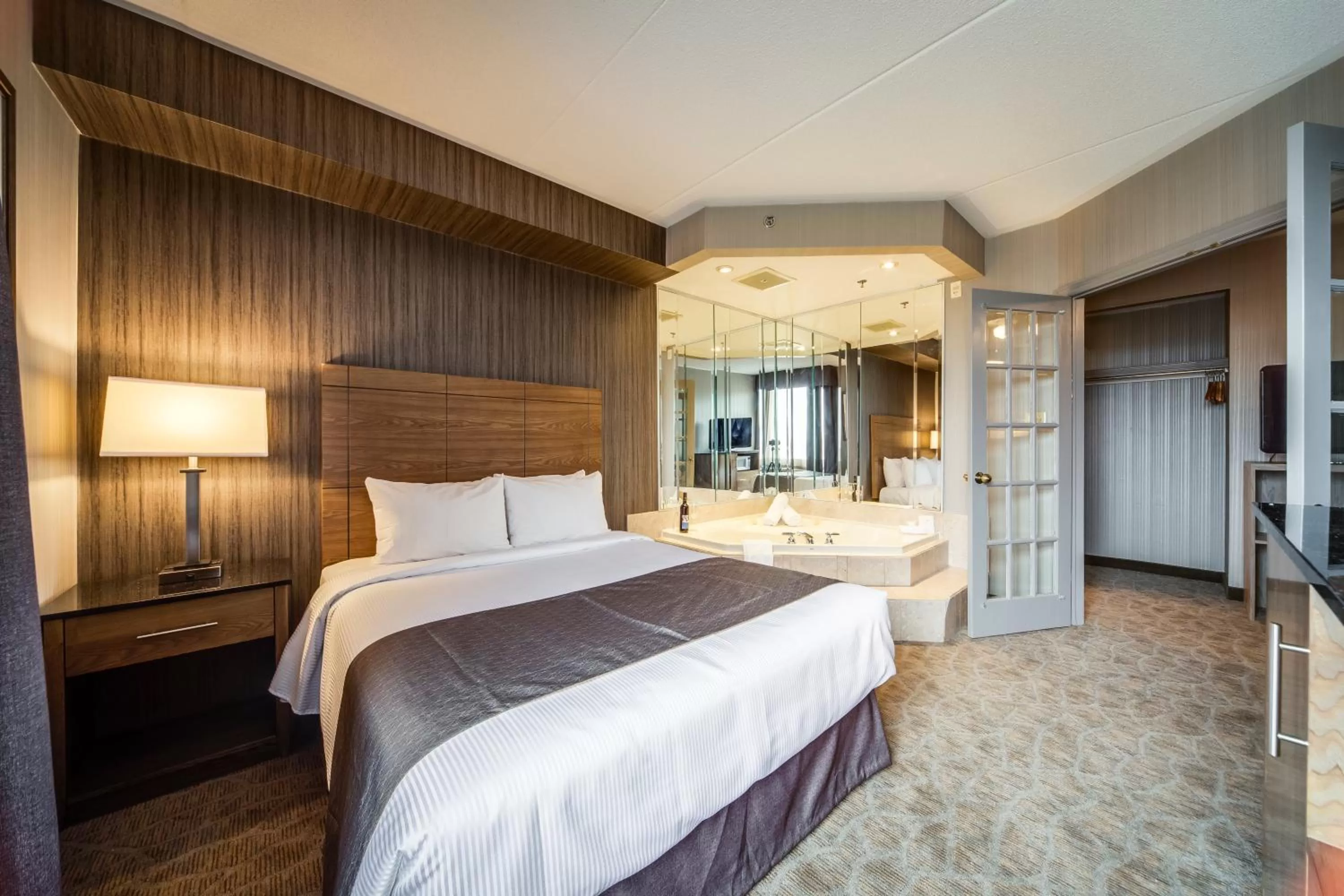 Hot Tub, Bed in Monte Carlo Inn Airport Suites