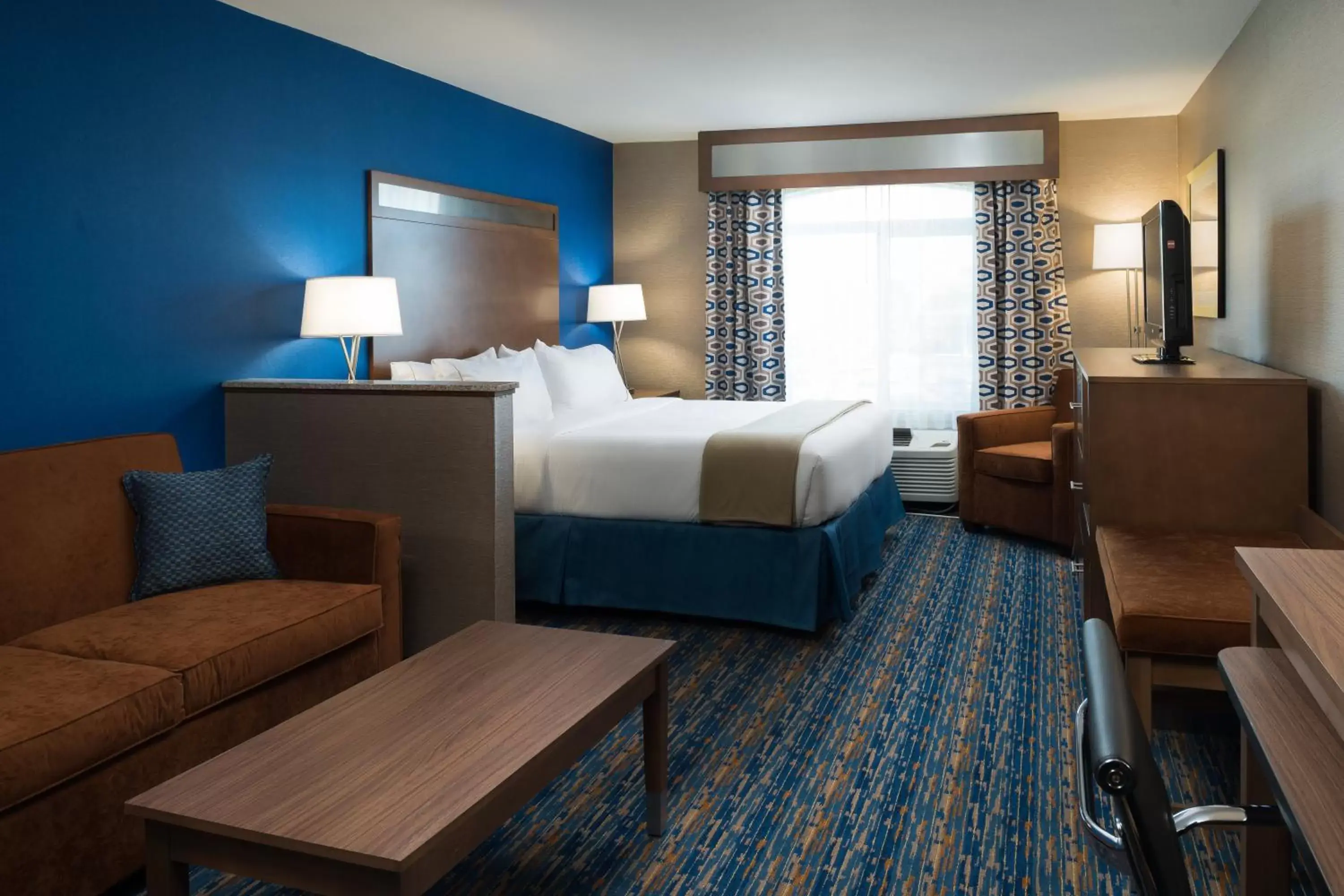 Photo of the whole room, Bed in Holiday Inn Express Rocklin - Galleria Area, an IHG Hotel