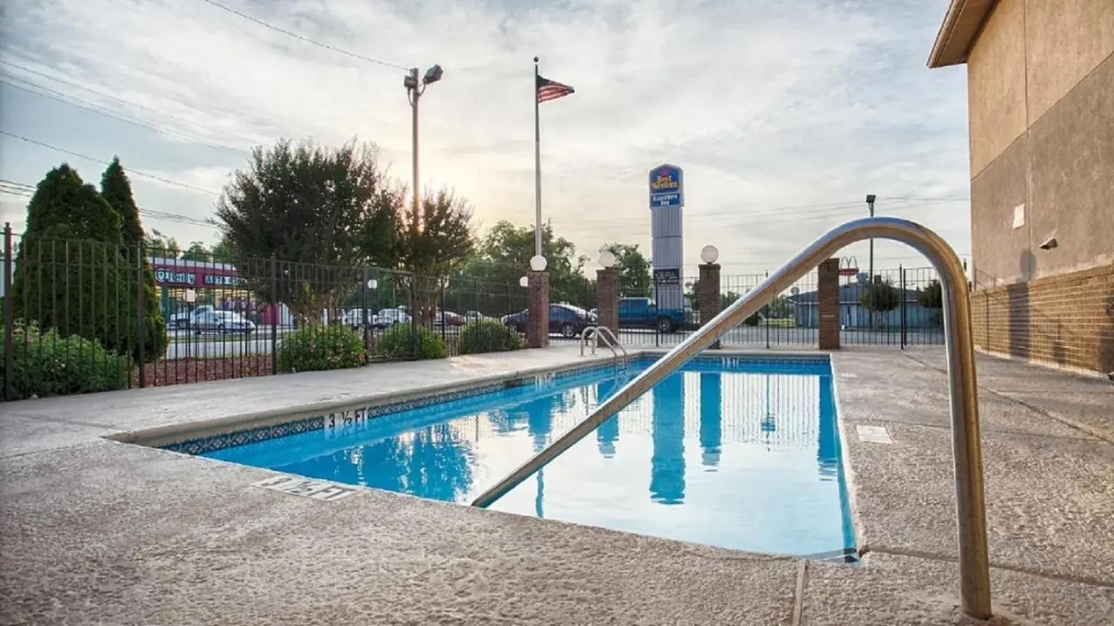 Swimming Pool in Econo Lodge Waynesboro