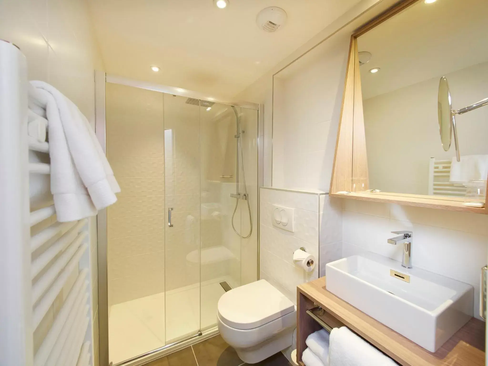 Shower, Bathroom in Hotel Mercure Brest Centre Les Voyageurs