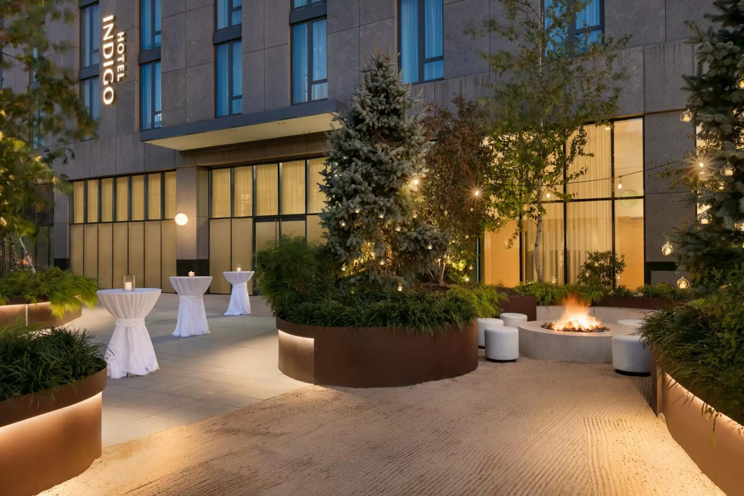 Restaurant/places to eat, Property Building in Hotel Indigo - Williamsburg - Brooklyn, an IHG Hotel