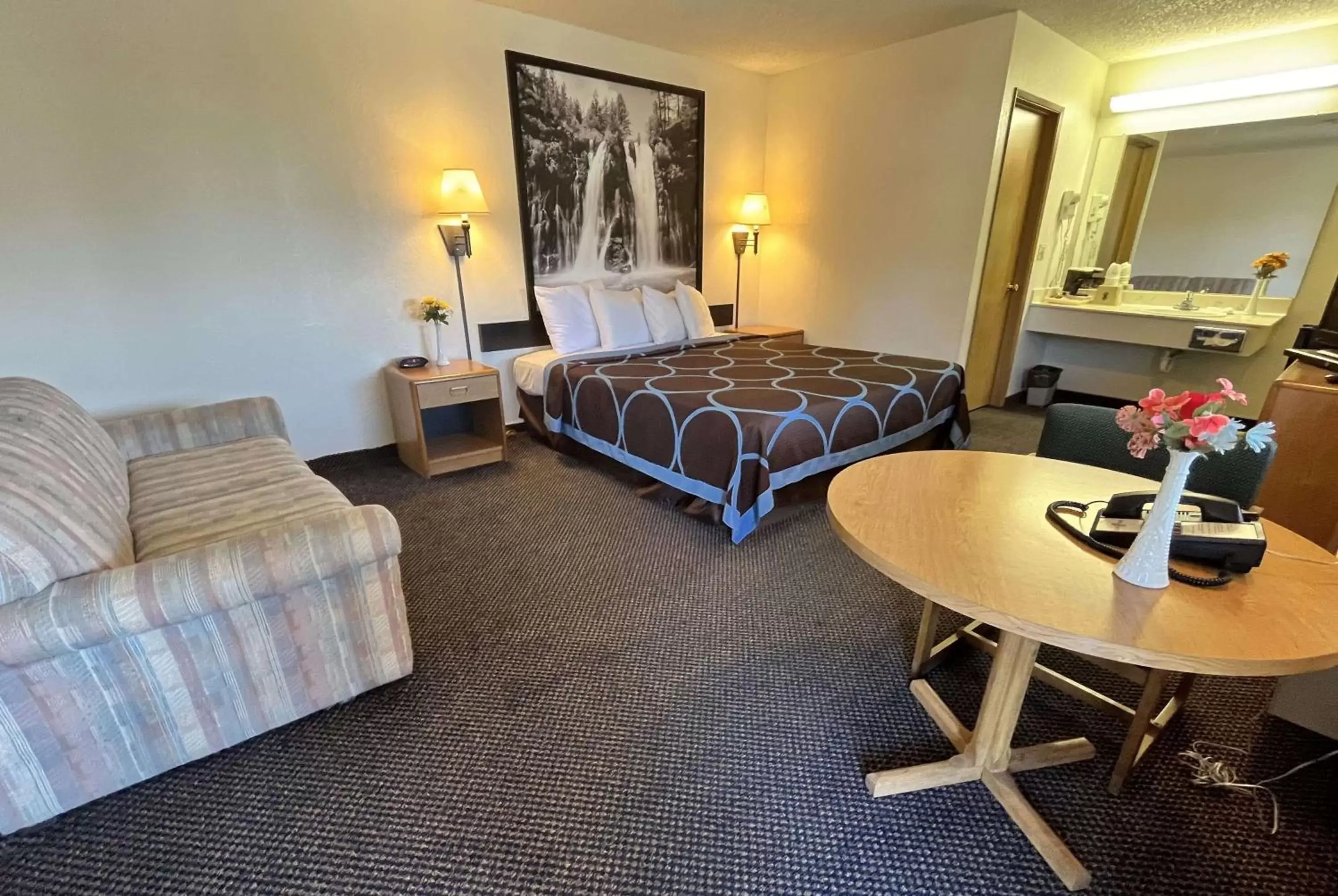 Photo of the whole room, Bed in Super 8 by Wyndham Red Bluff