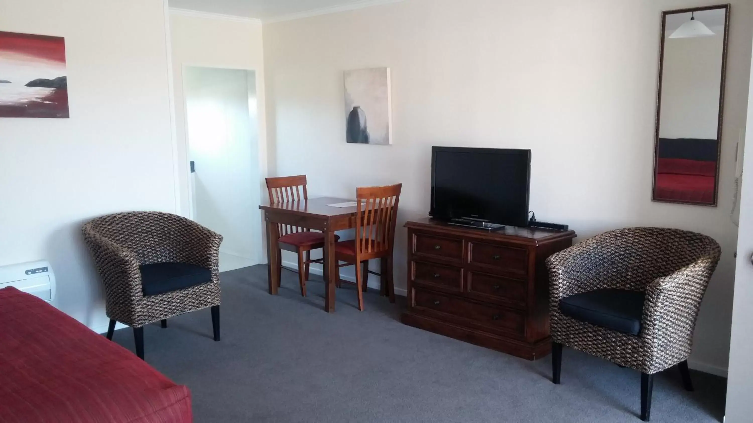 Living room, TV/Entertainment Center in Mount Hutt Motels