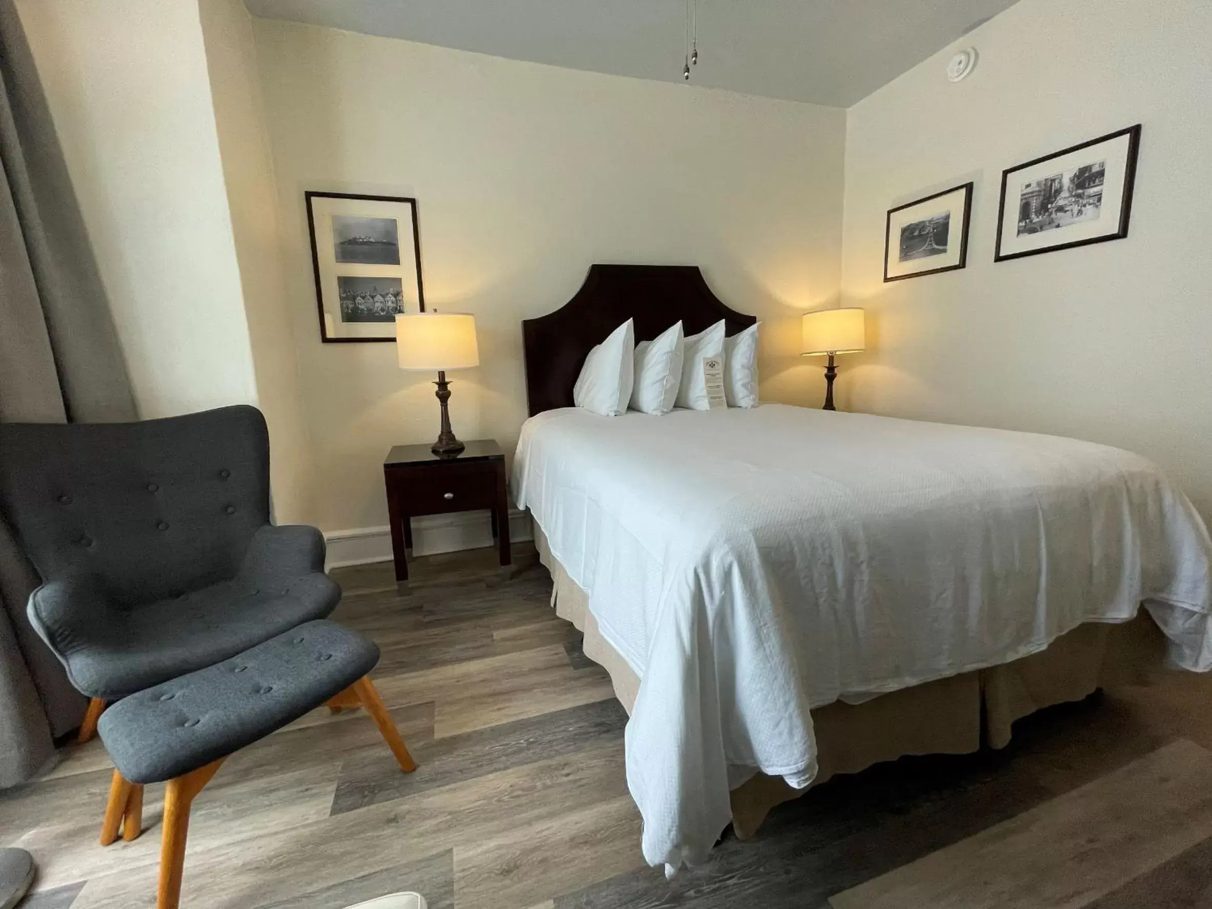 Bedroom, Bed in Chancellor Hotel on Union Square Bedroom, Bed in Chancellor Hotel on Union Square