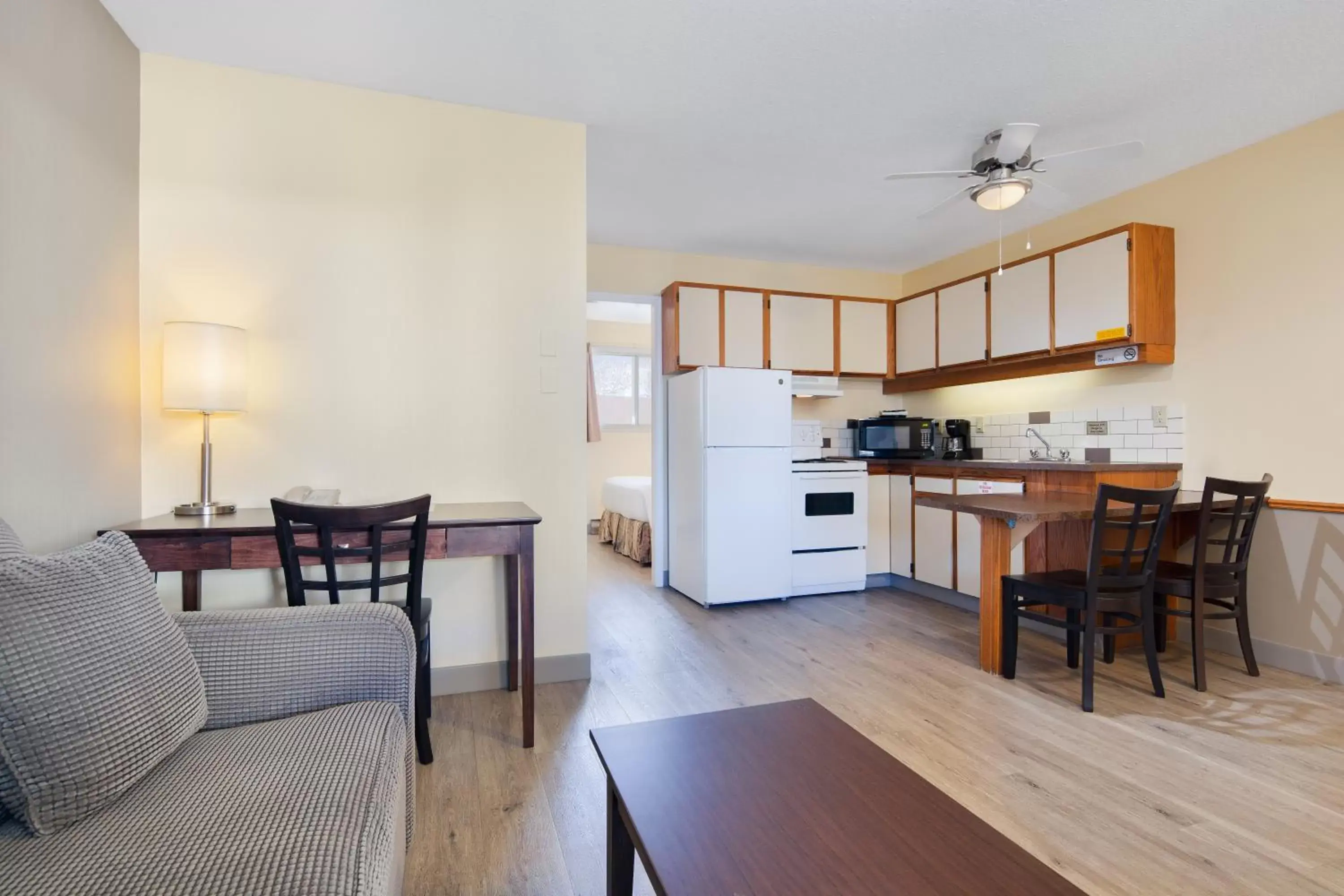 Kitchen or kitchenette, Dining Area in Siesta Suites