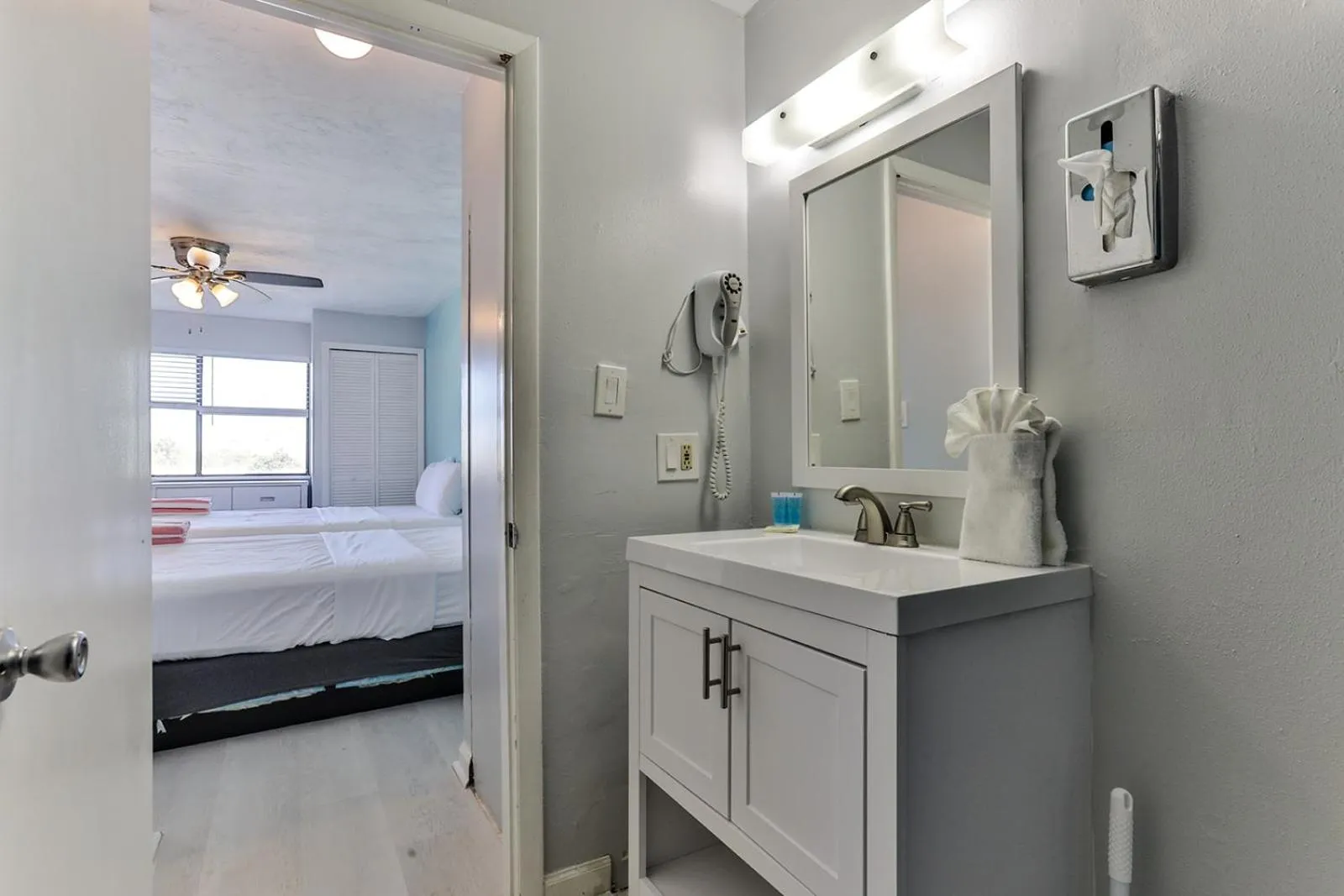 Bathroom, Bed in Coastal Waters