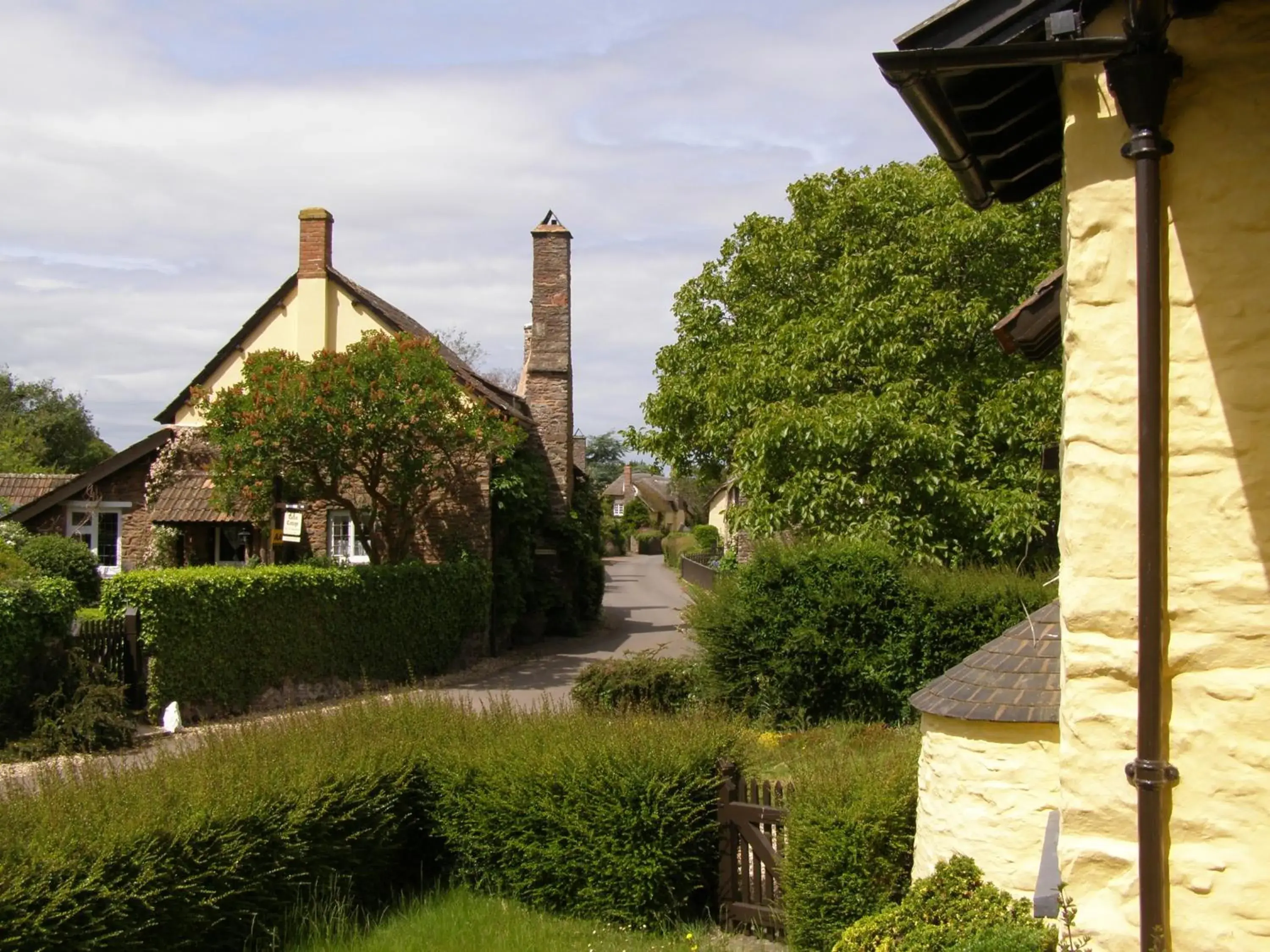 Neighbourhood in Tudor Cottage