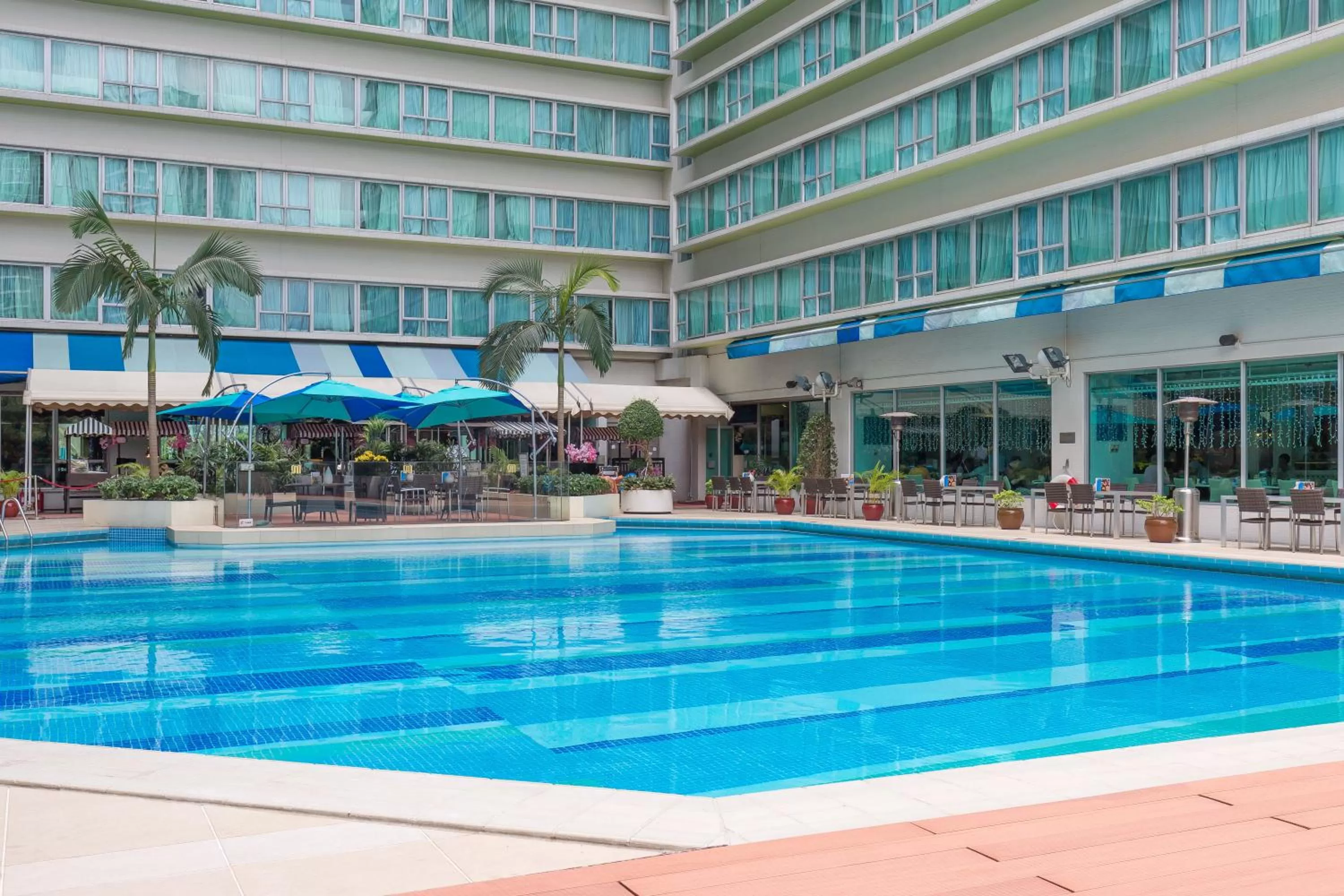 Swimming pool in Regal Riverside Hotel