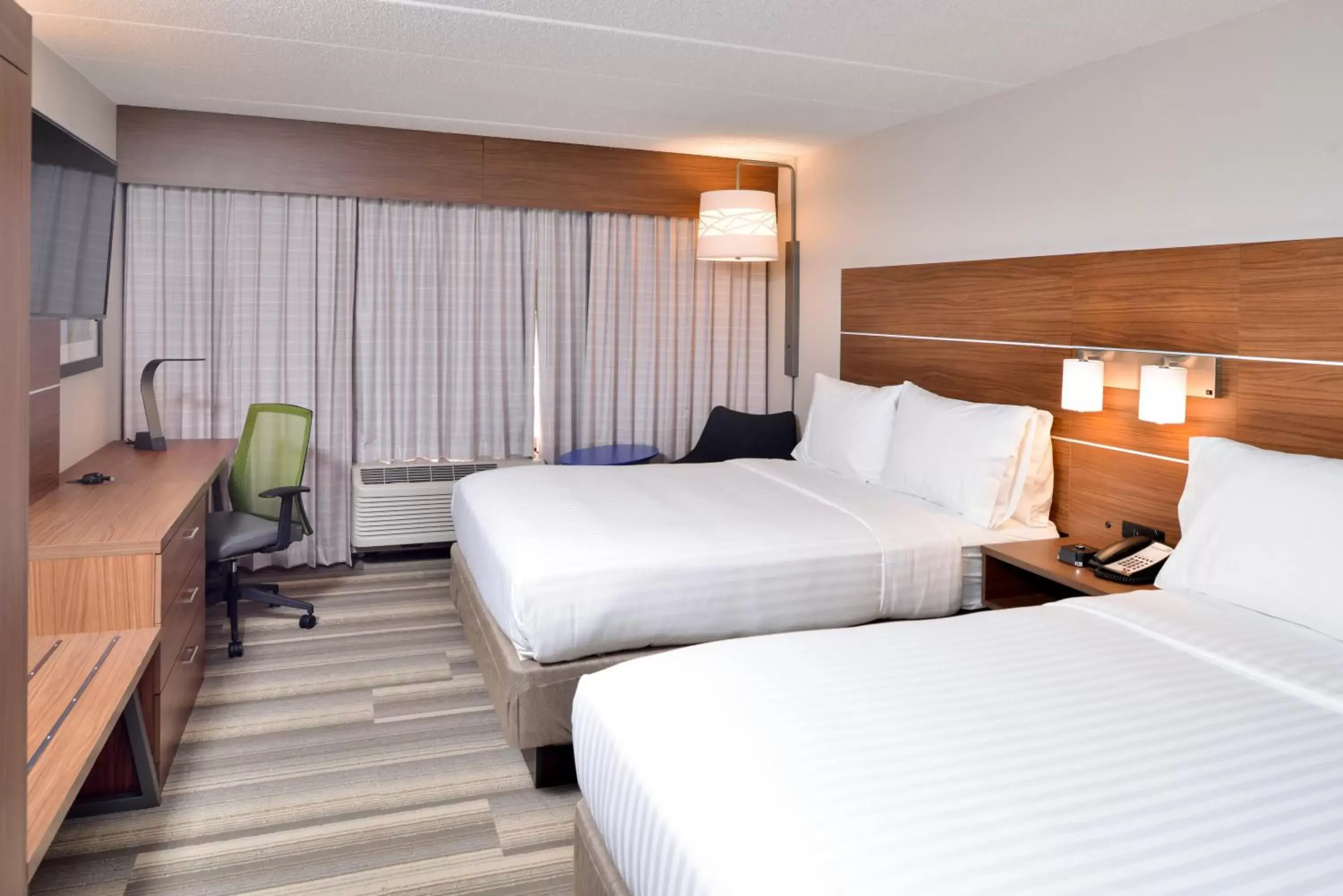 Photo of the whole room, Bed in Holiday Inn Express Hotel & Suites Indianapolis Dtn-Conv Ctr, an IHG Hotel