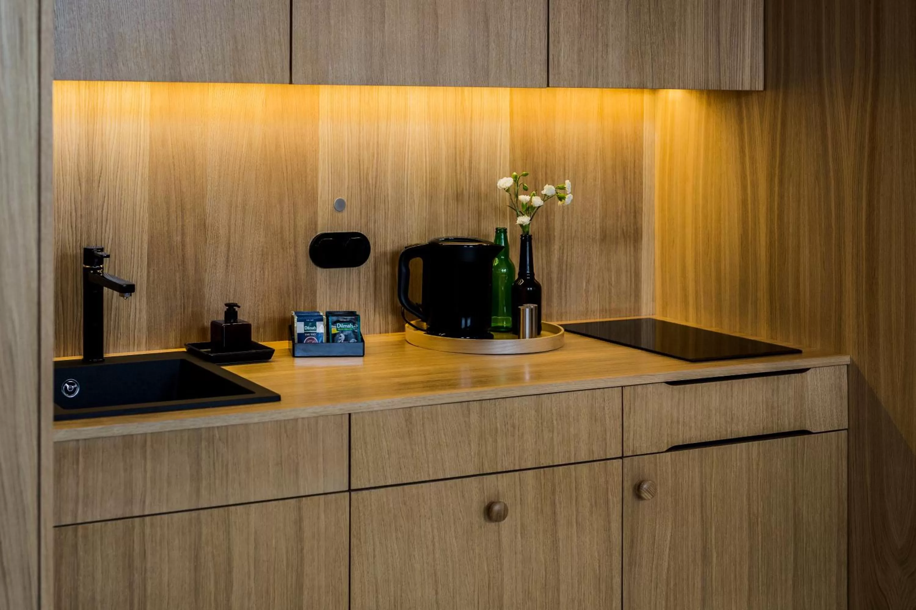 Coffee/tea facilities, Kitchen/Kitchenette in Apartamenty Browar Perła - Perła Brewery Apartments