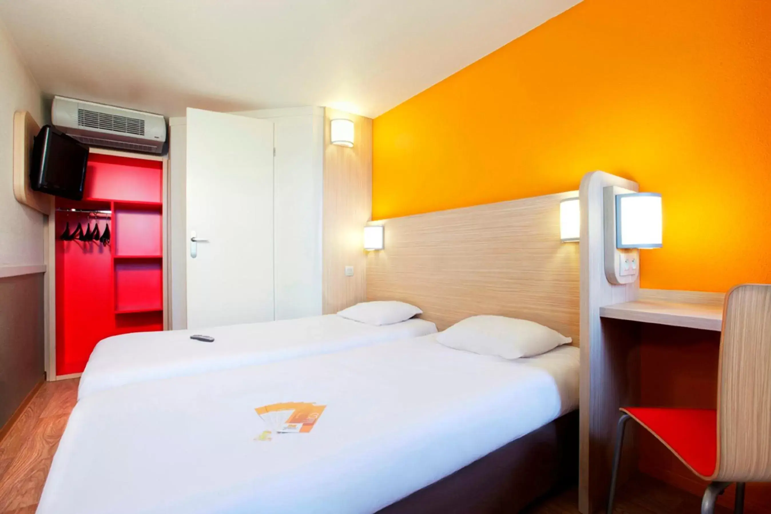 Bed in Premiere Classe Caen Est - Mondeville