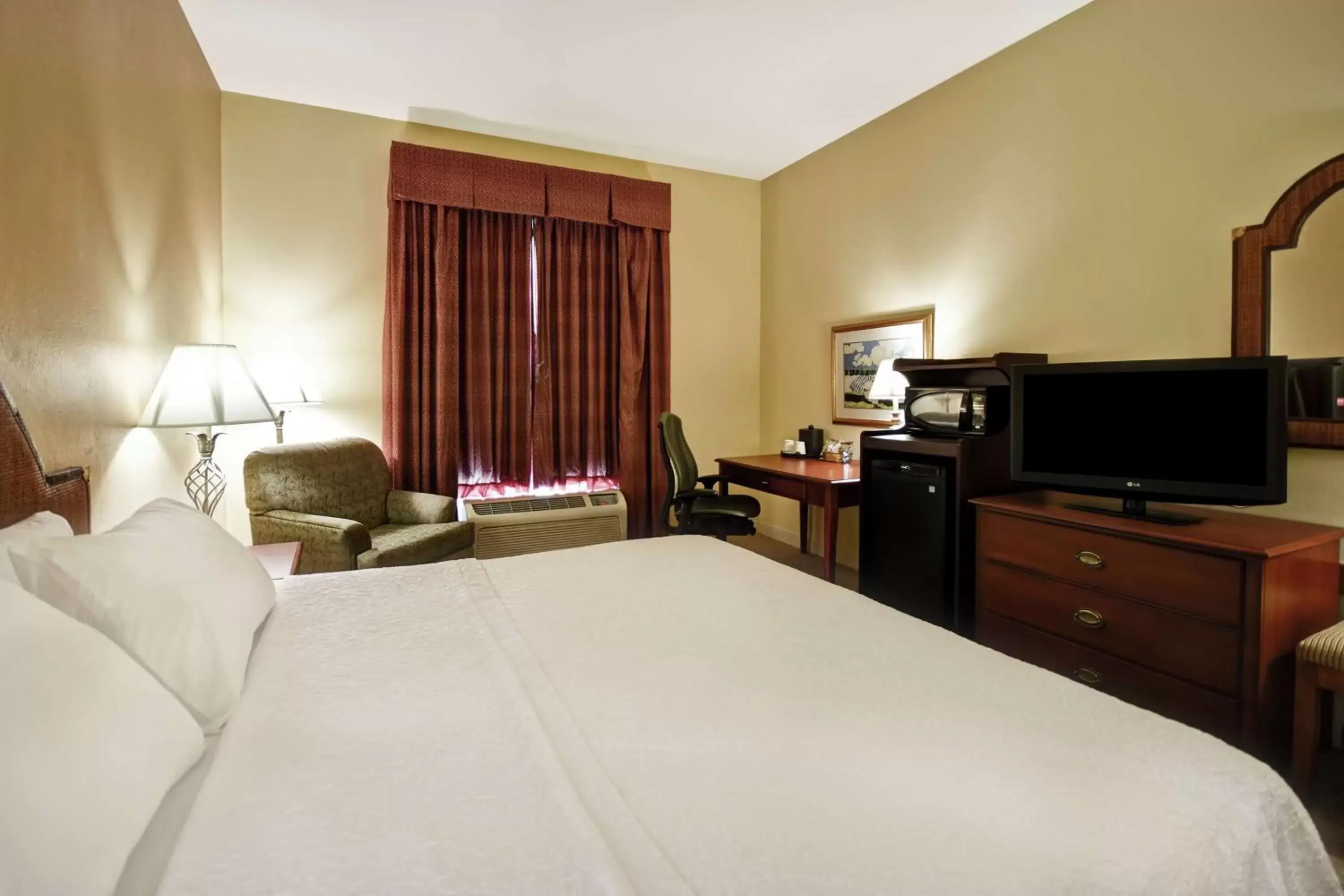 Bed in Hampton Inn & Suites Charleston-West Ashley