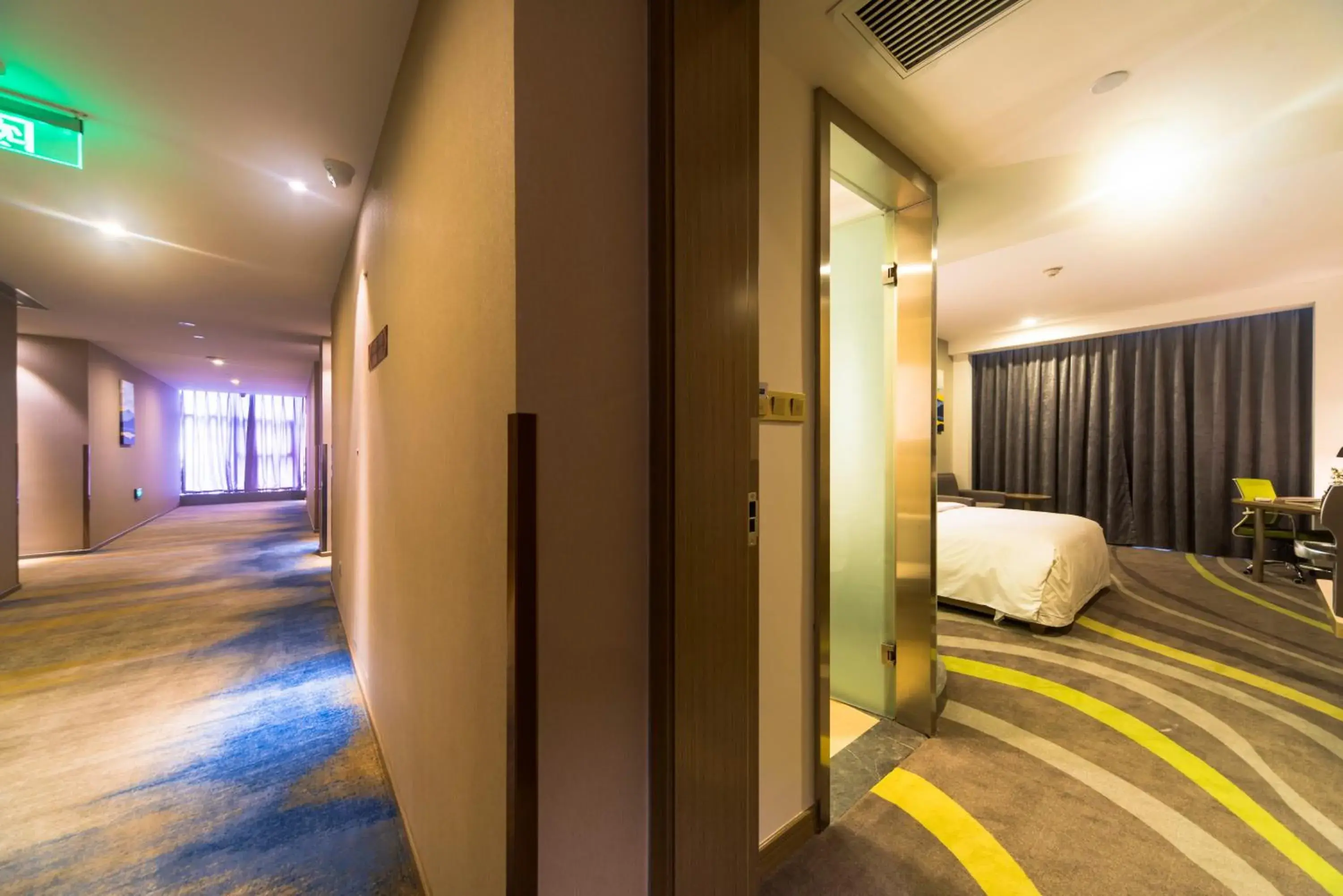 Photo of the whole room, Bed in Holiday Inn Express Chengdu Jinniu, an IHG Hotel
