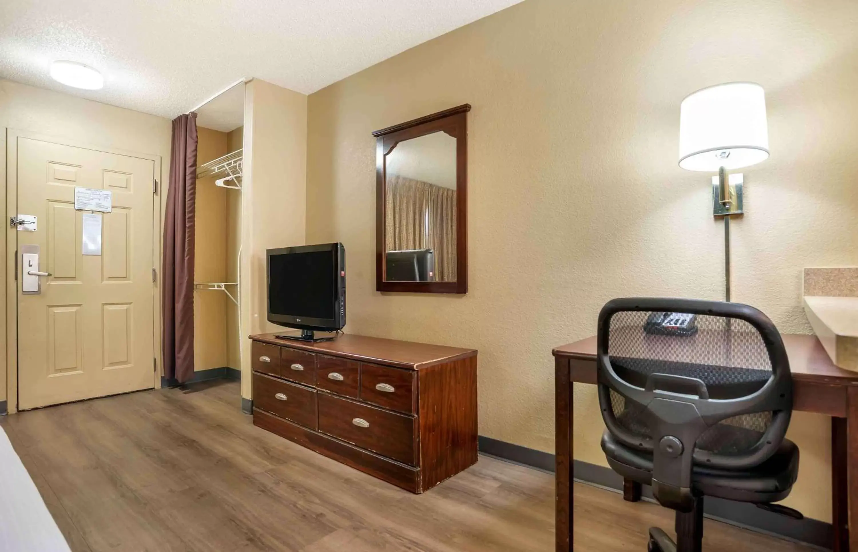 Bedroom, TV/Entertainment Center in Extended Stay America Suites - Jackson - North