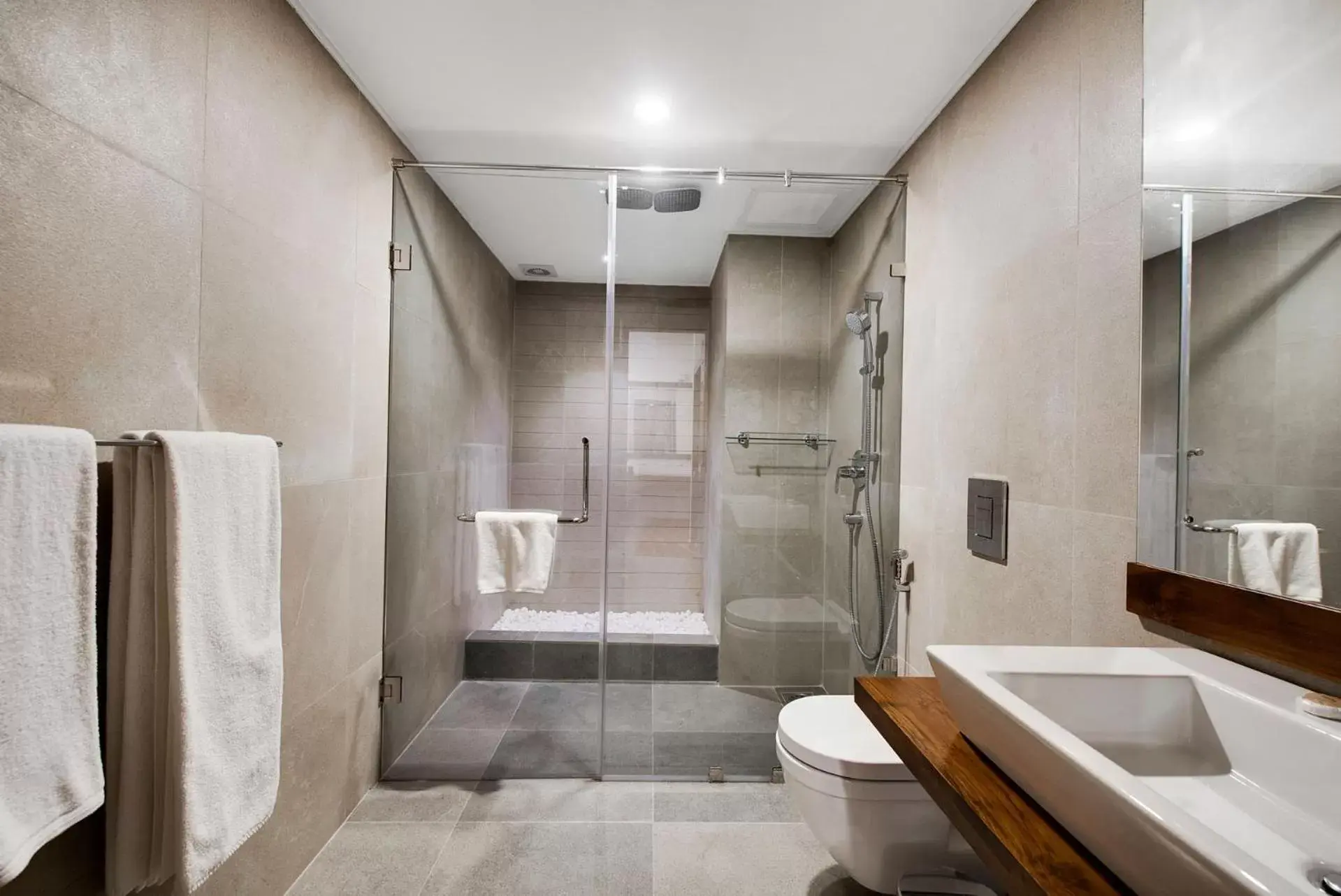 Shower, Bathroom in Amagi Aria Airport Transit Hotel