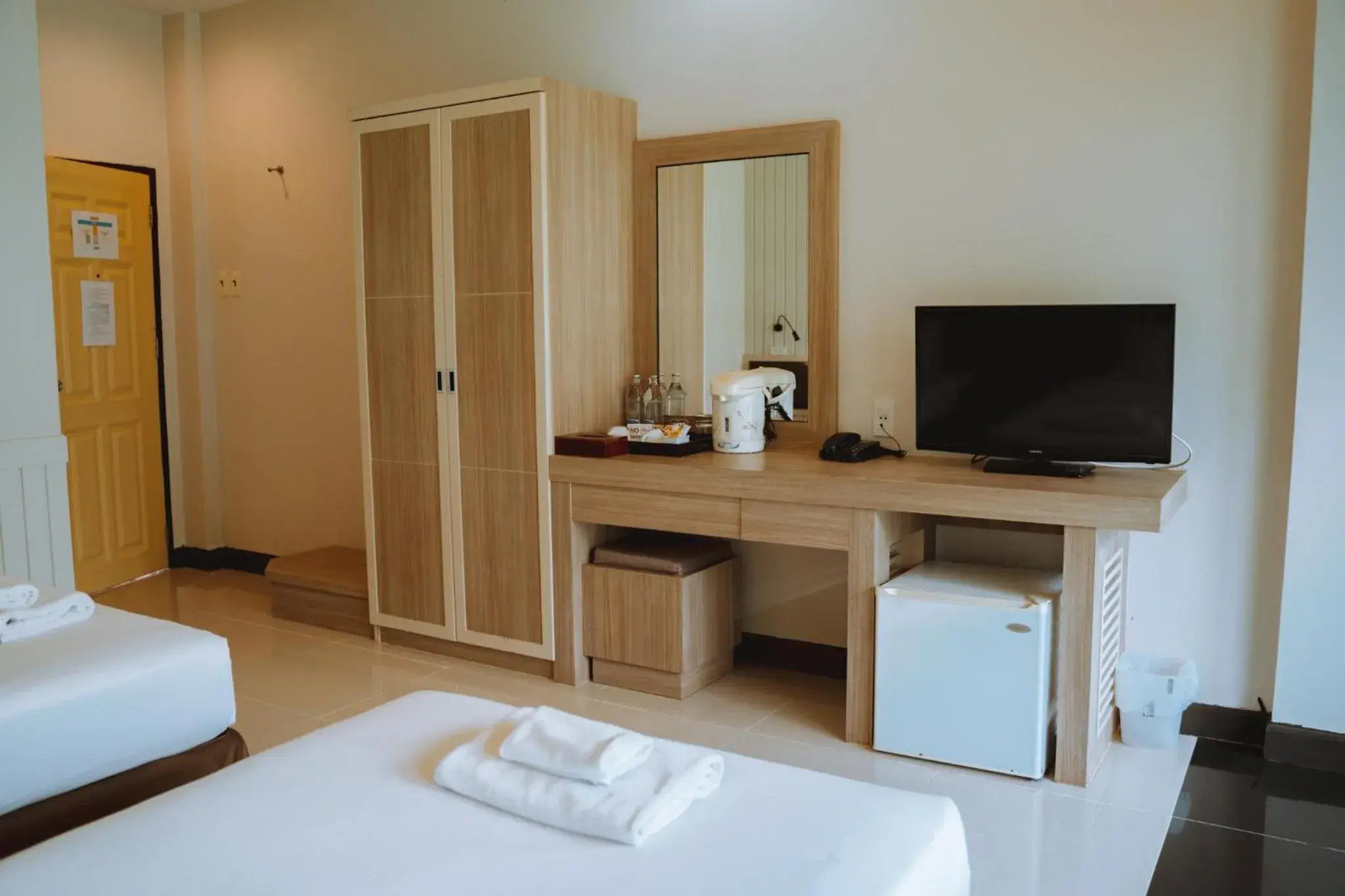 Photo of the whole room, TV/Entertainment Center in Chaolao Tosang Beach Hotel