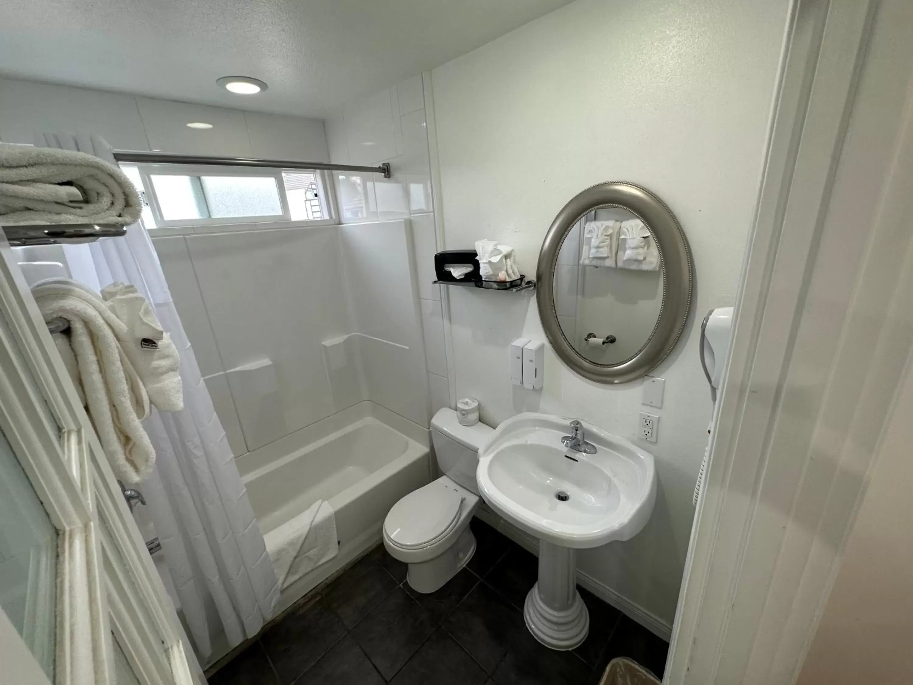 Shower, Bathroom in King Frederik Inn