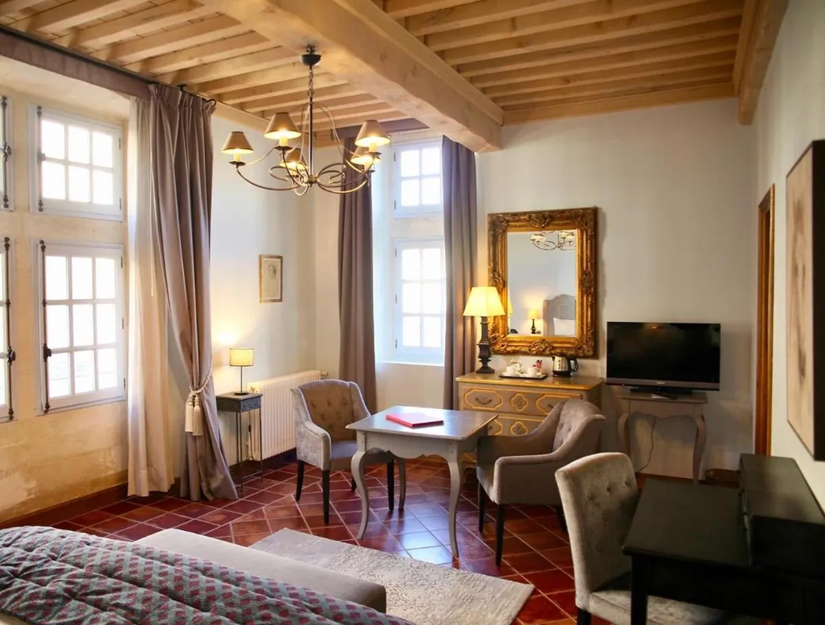 Photo of the whole room, Bed in La Villa Mazarin