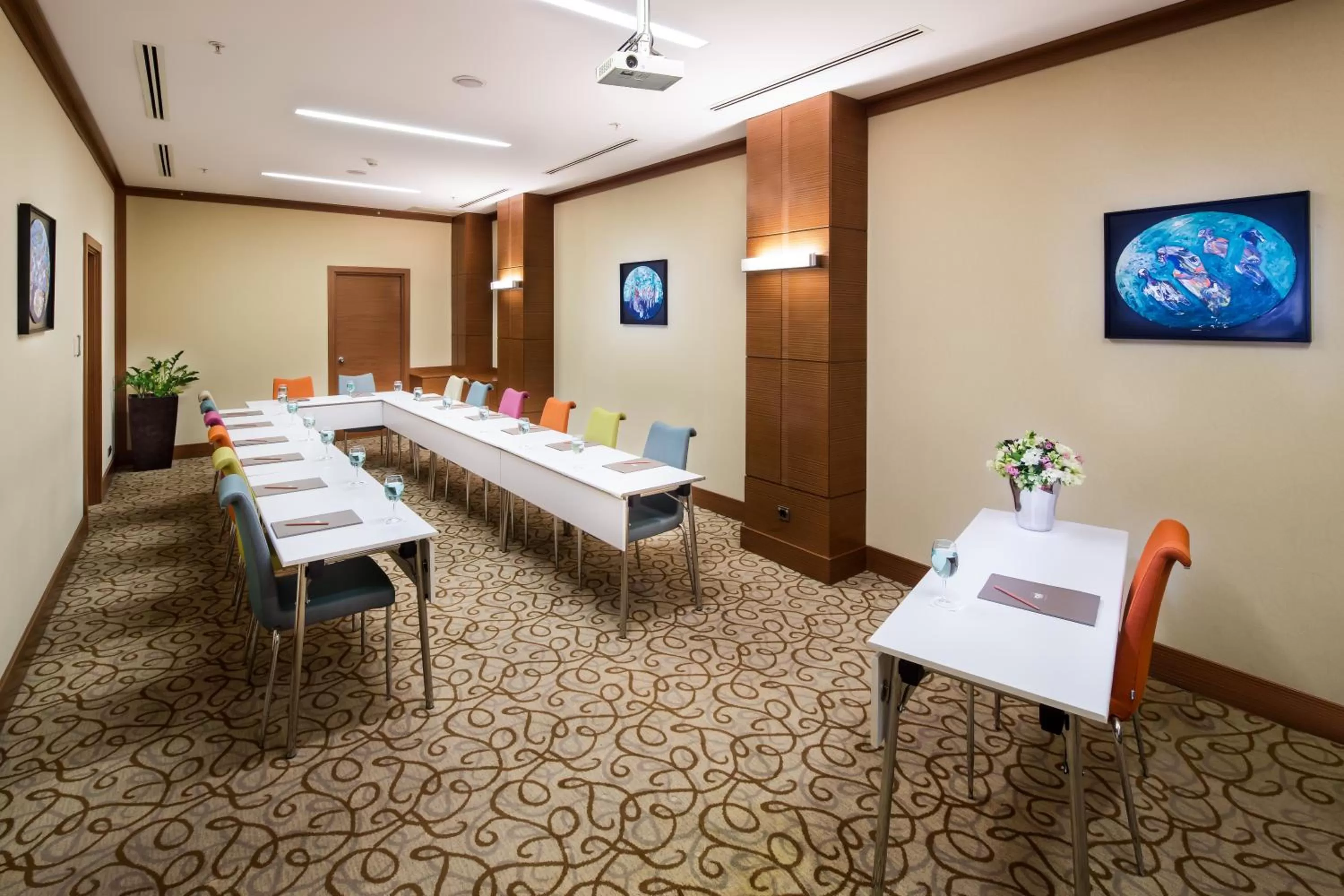 TV and multimedia in Midtown Hotel