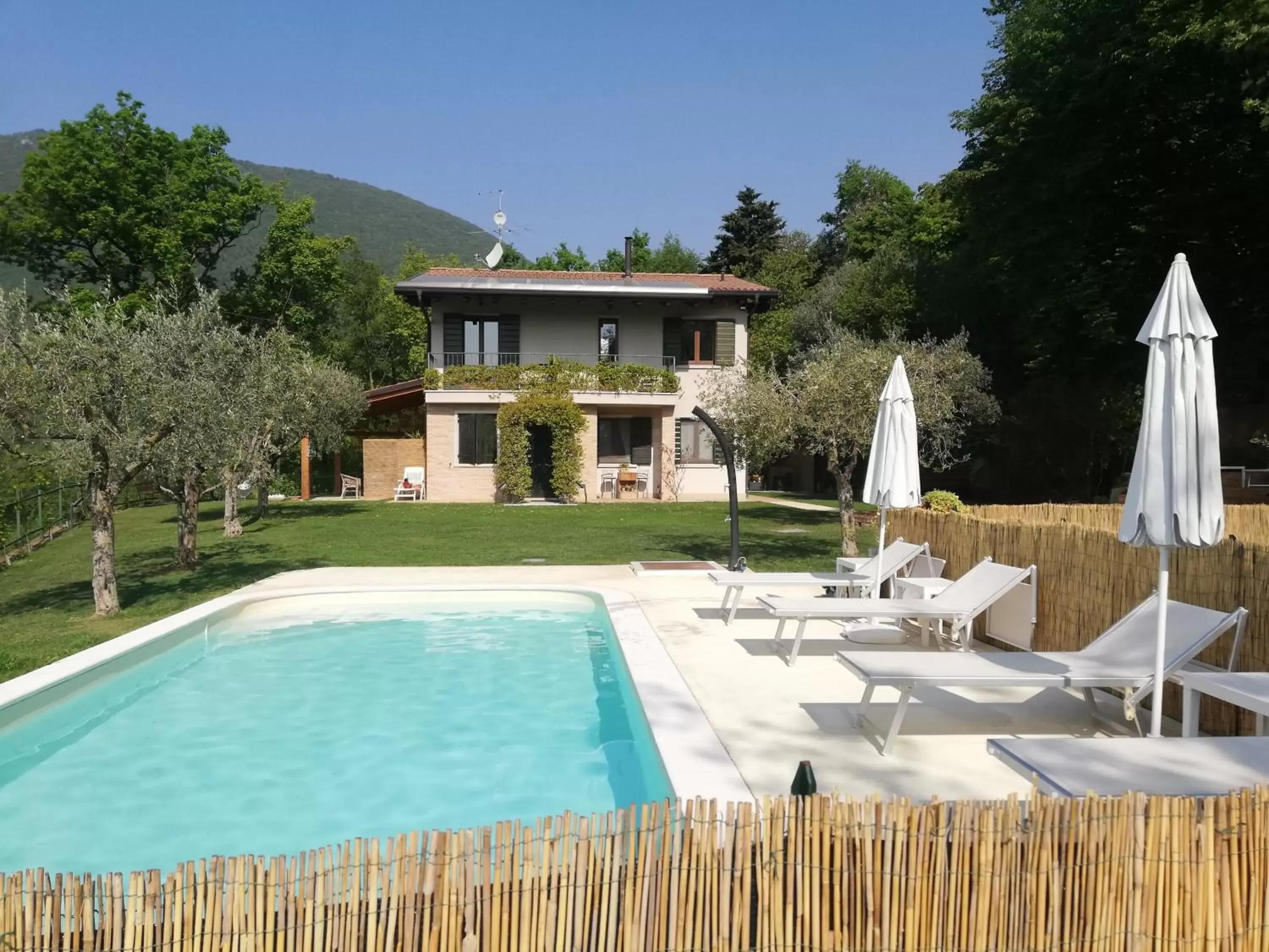 Property building, Swimming Pool in B&B Al Sentiero