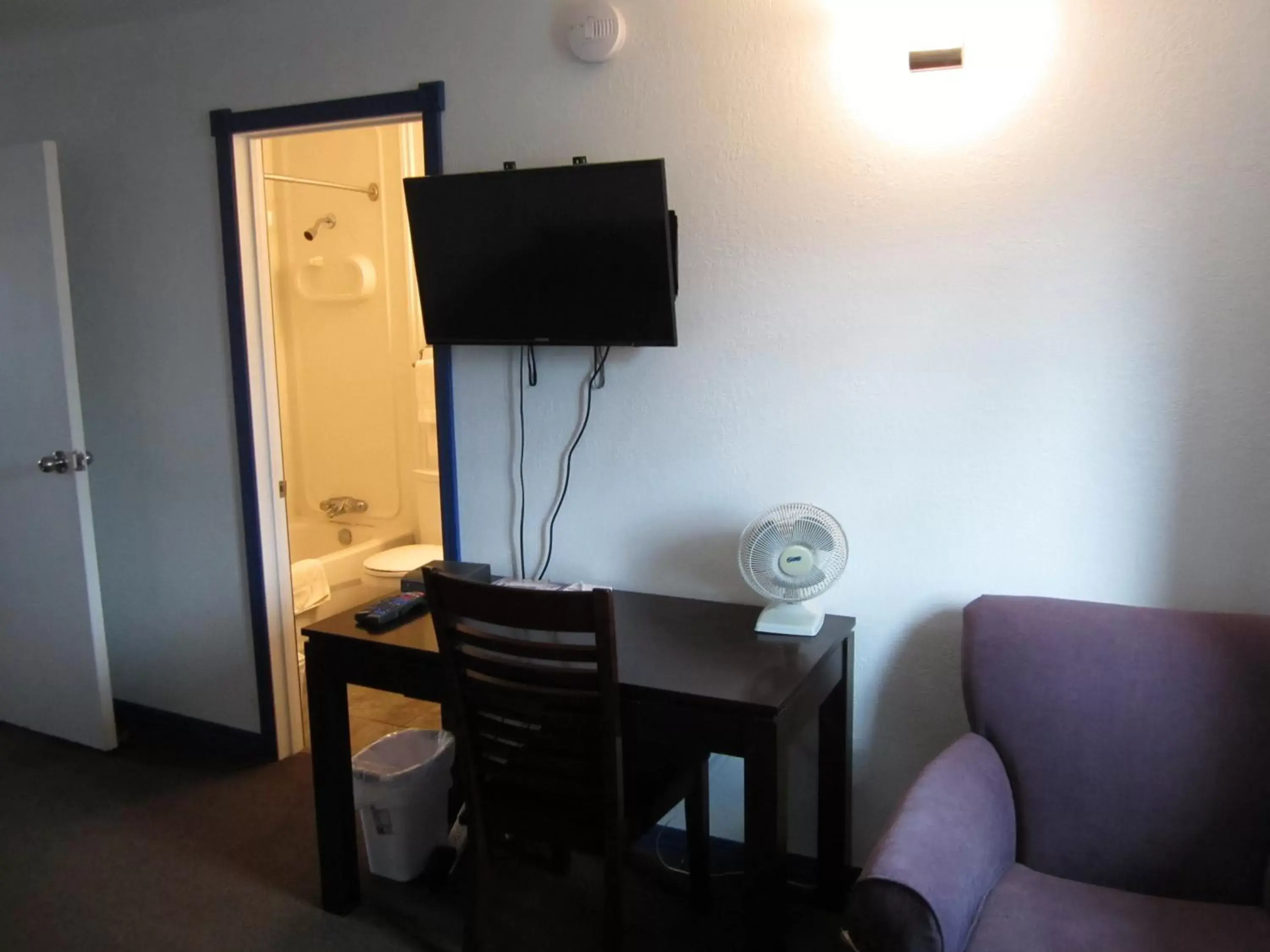 TV and multimedia, Dining Area in Nisutlin Trading Post Motel