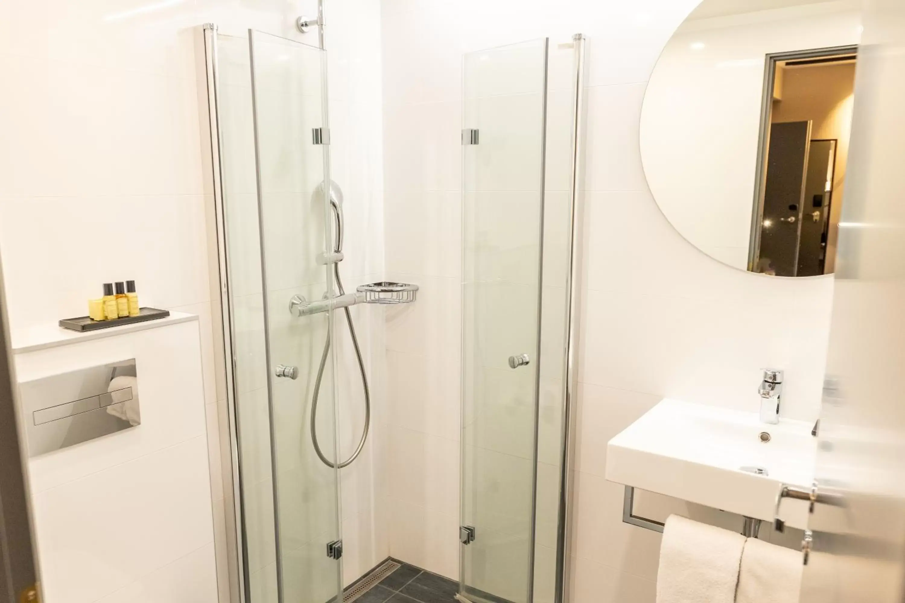 Shower, Bathroom in PK Parkhotel Kurhaus