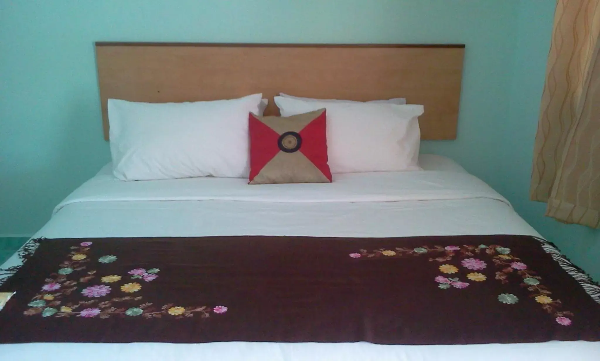 Bed in Rose Inn Motel